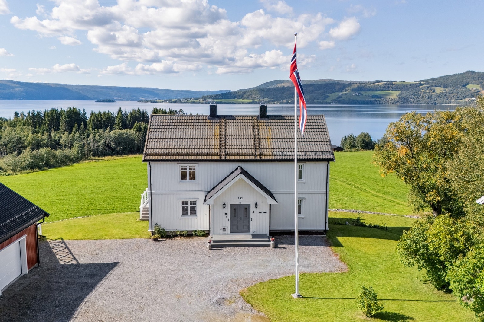 Flott inngangsparti og innkjøring til boligen. Mange oppstillingsplasser, samt stor garasje. Galleribilde