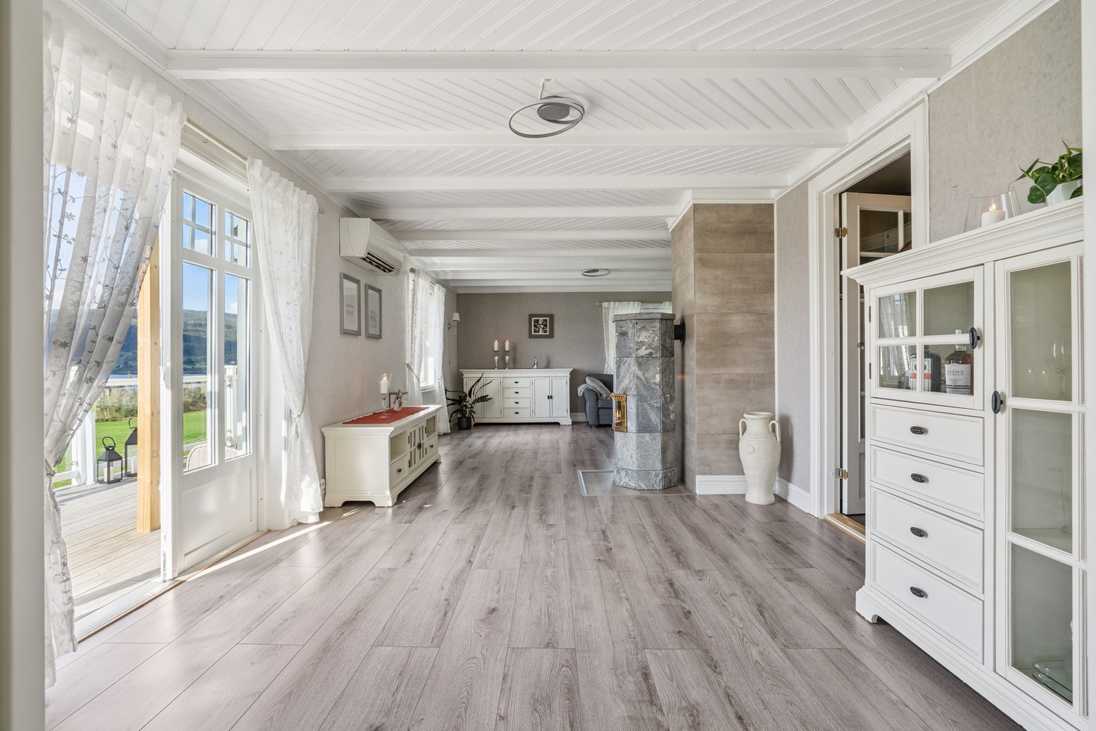 Videre kommer man inn i boligens store stue. Utgang til stor terrasse til venstre. Galleribilde