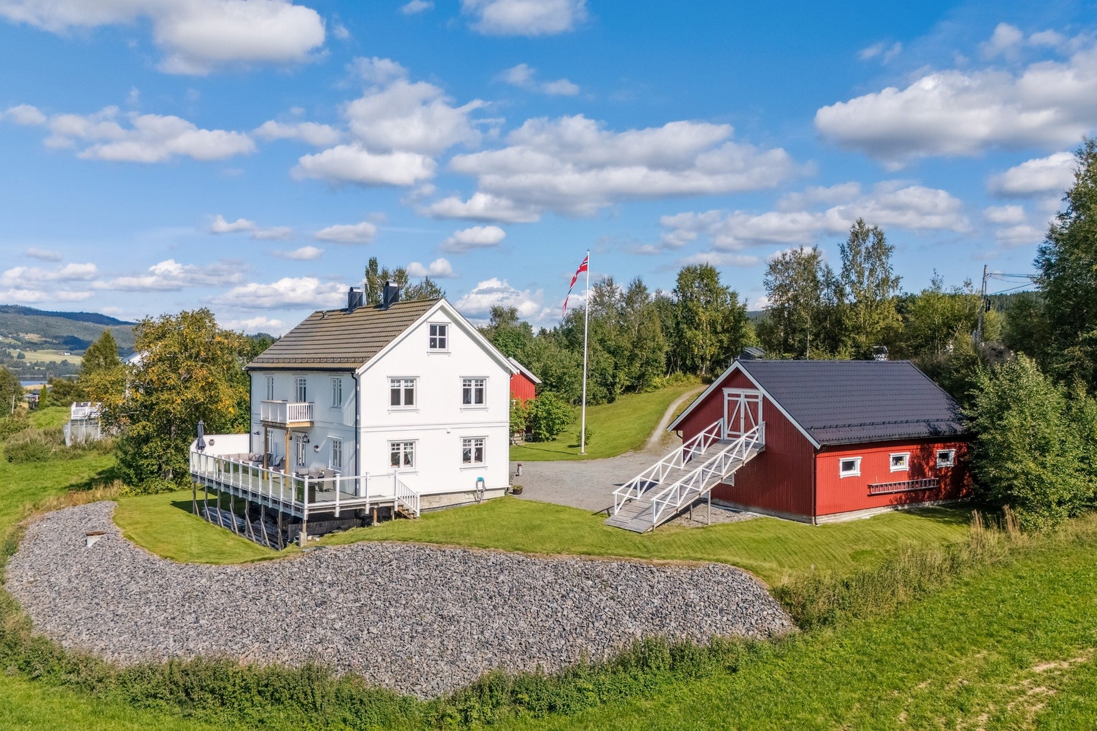 Pent og gjennomført uteområde med stein og gressplen. Galleribilde