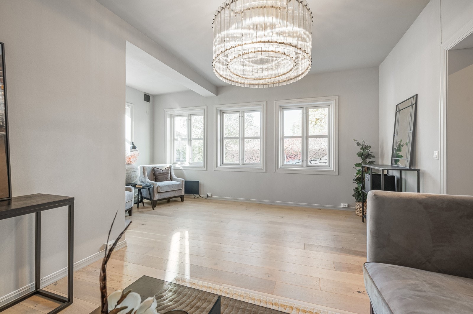 Stue med flott taklampe som følger leiligheten Galleribilde