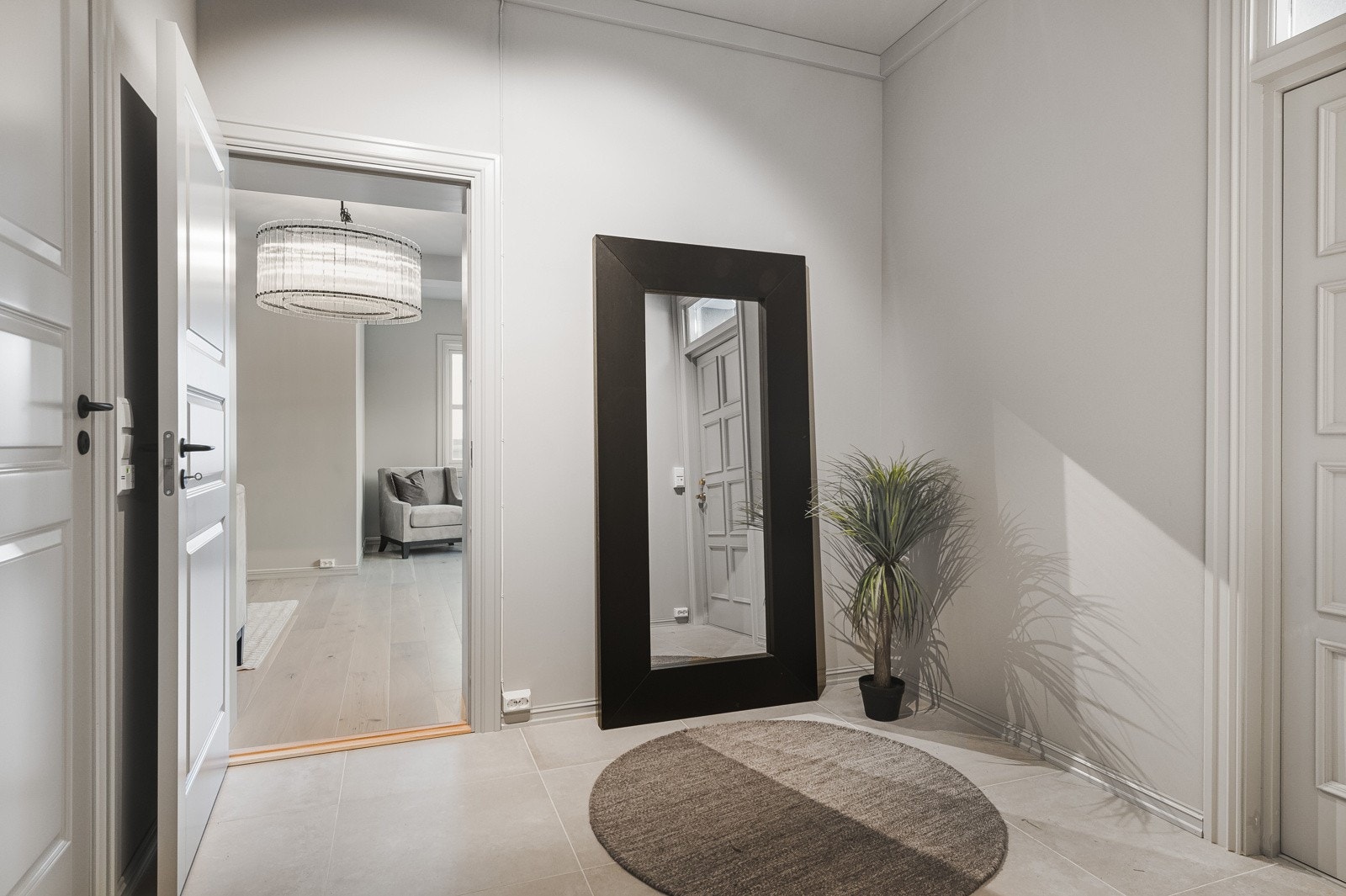 Romslig entre med pent flislagt gulv Galleribilde