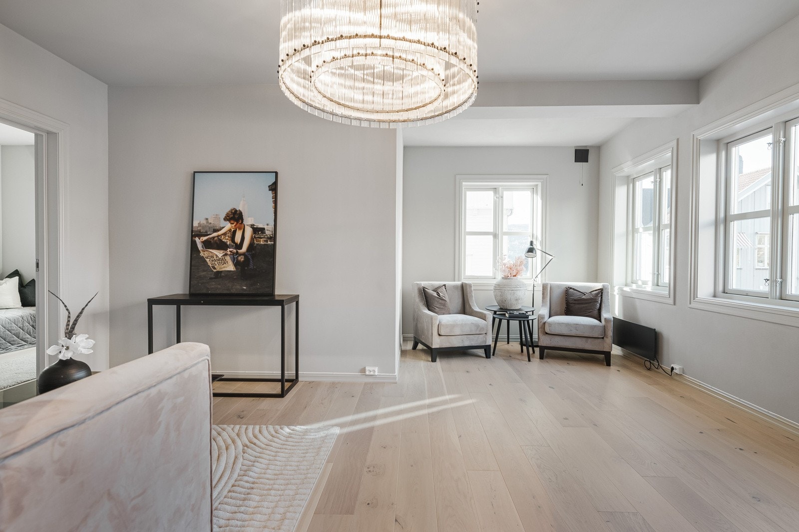 Romslig og fin stue med store fine vinduer som slipper inn mye lys Galleribilde