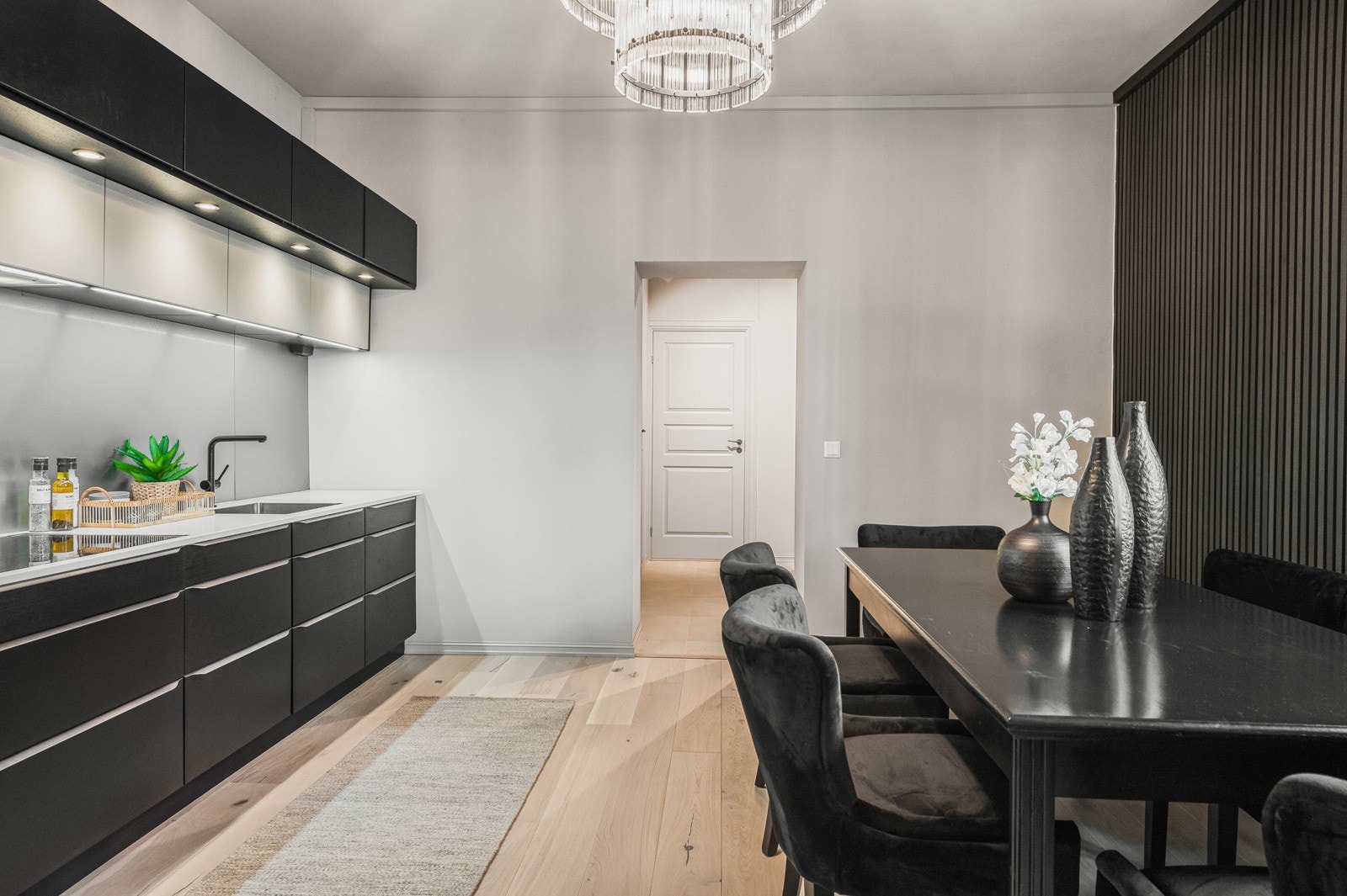 Romslig og lekkert kjøkken med god plass til hele familien el vennegjengen rundt spisebordet Galleribilde