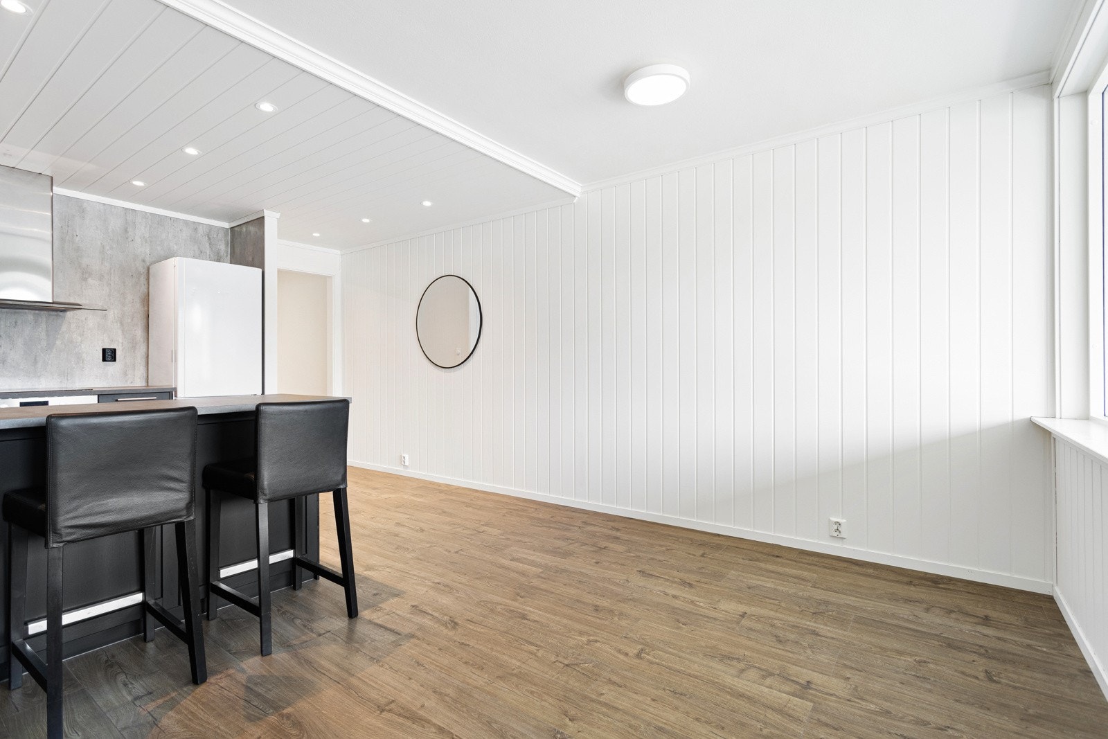 Kjøkkenet ligger i åpen løsning mot stuen som har plass for sofagruppe og TV-løsning. Galleribilde