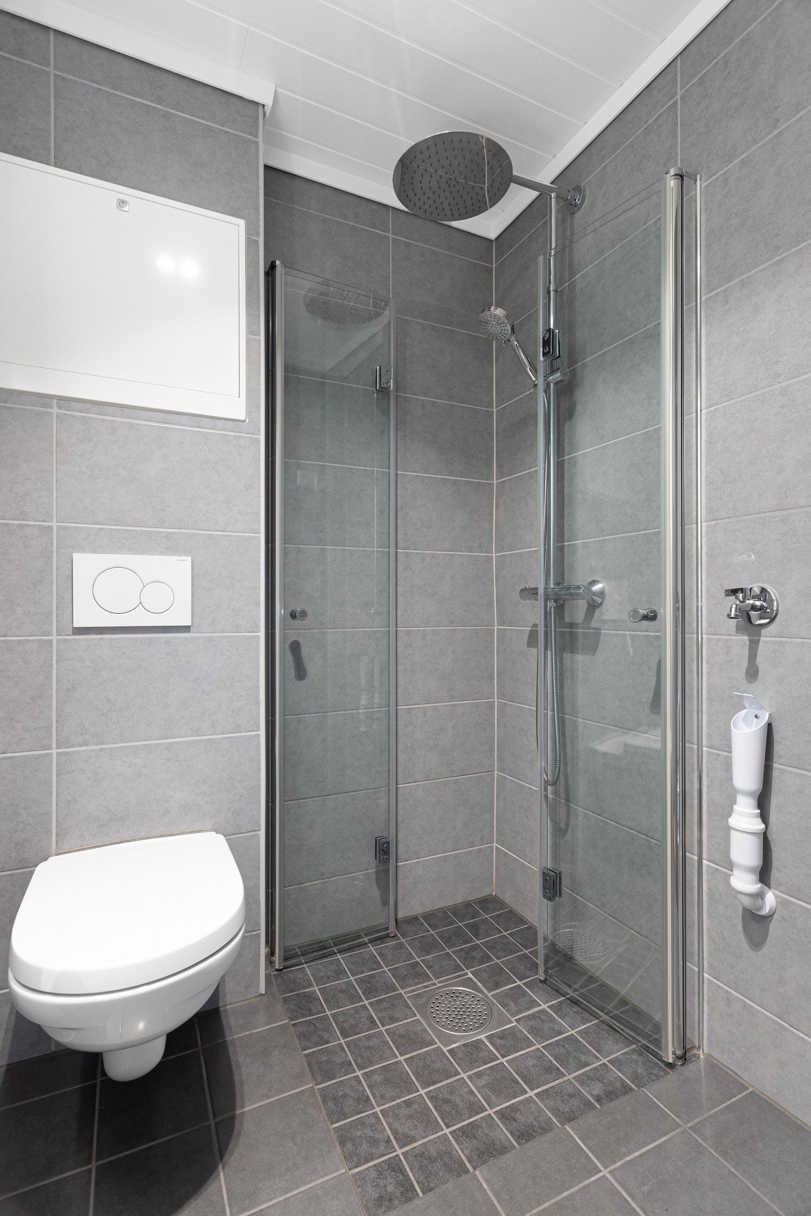 Badet er flislagt og har varmekabler i gulv. Galleribilde