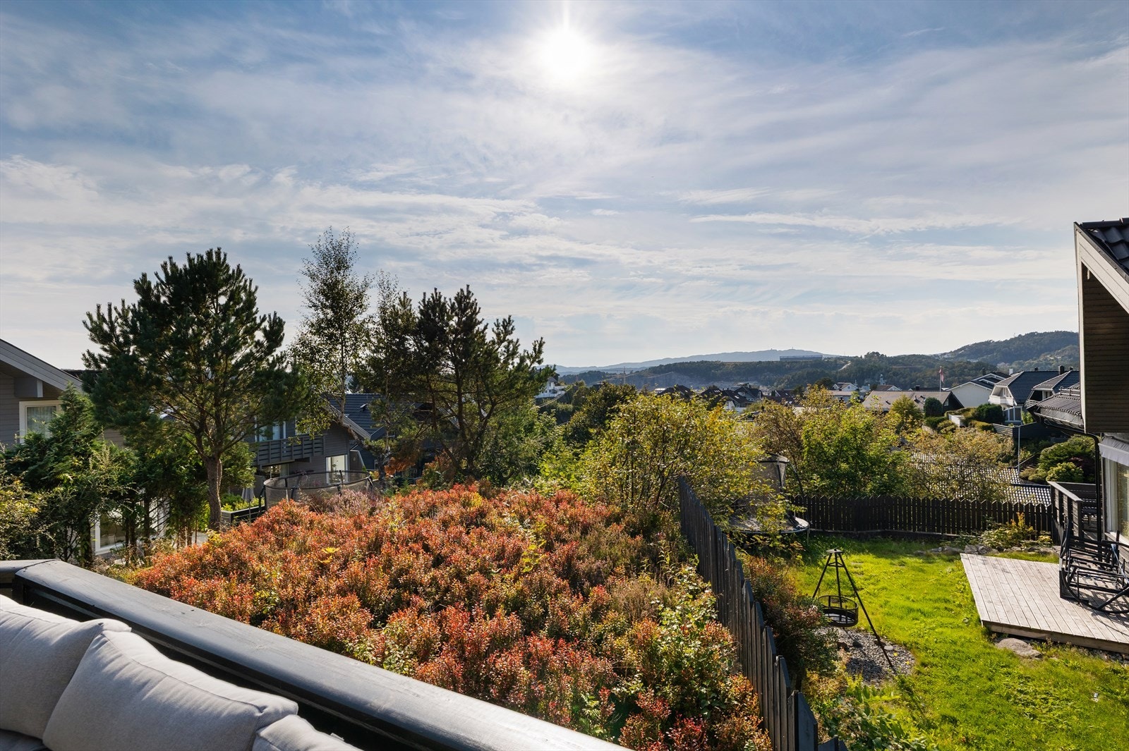 Ny eier har har mulighet for å kjøpe tomten i forkant som eies av Huseierlaget Bjørge - ta kontakt for interesse Galleribilde