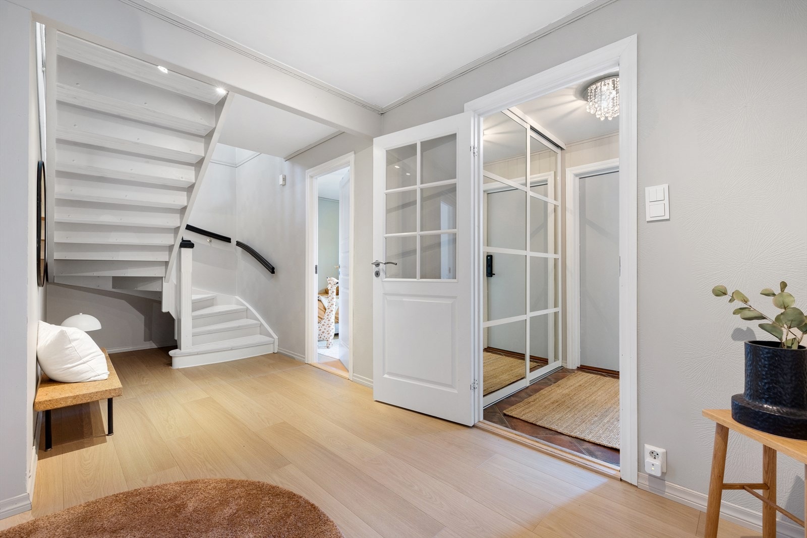 Nytt laminatgulv i gangen og begge soverommene i denne etasjen Galleribilde