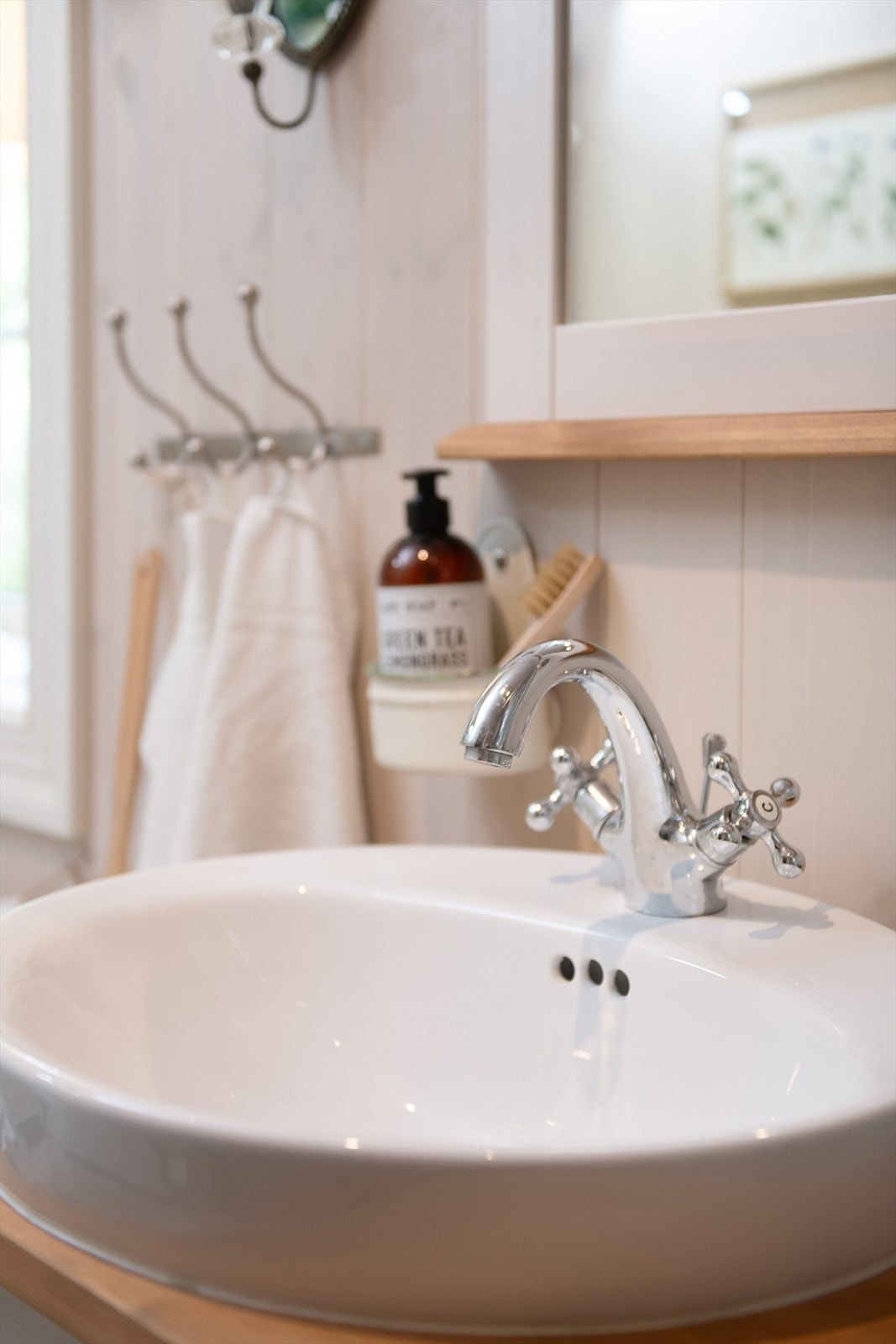 Elektrisk pumpe fører vann fra bøtte opp til vask. Galleribilde