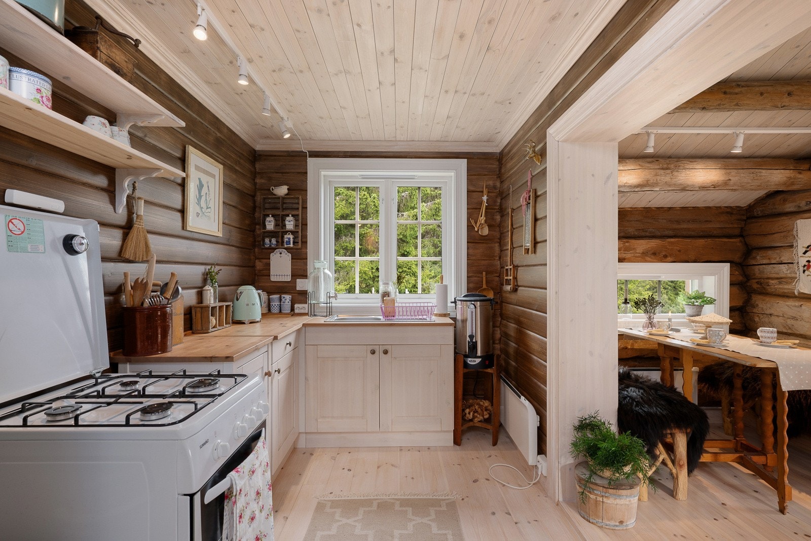 Kjøkkeninnredning med heltre skrog, profilerte fronter og heltre benkeplate med nedfelt kjøkkenkum. Galleribilde