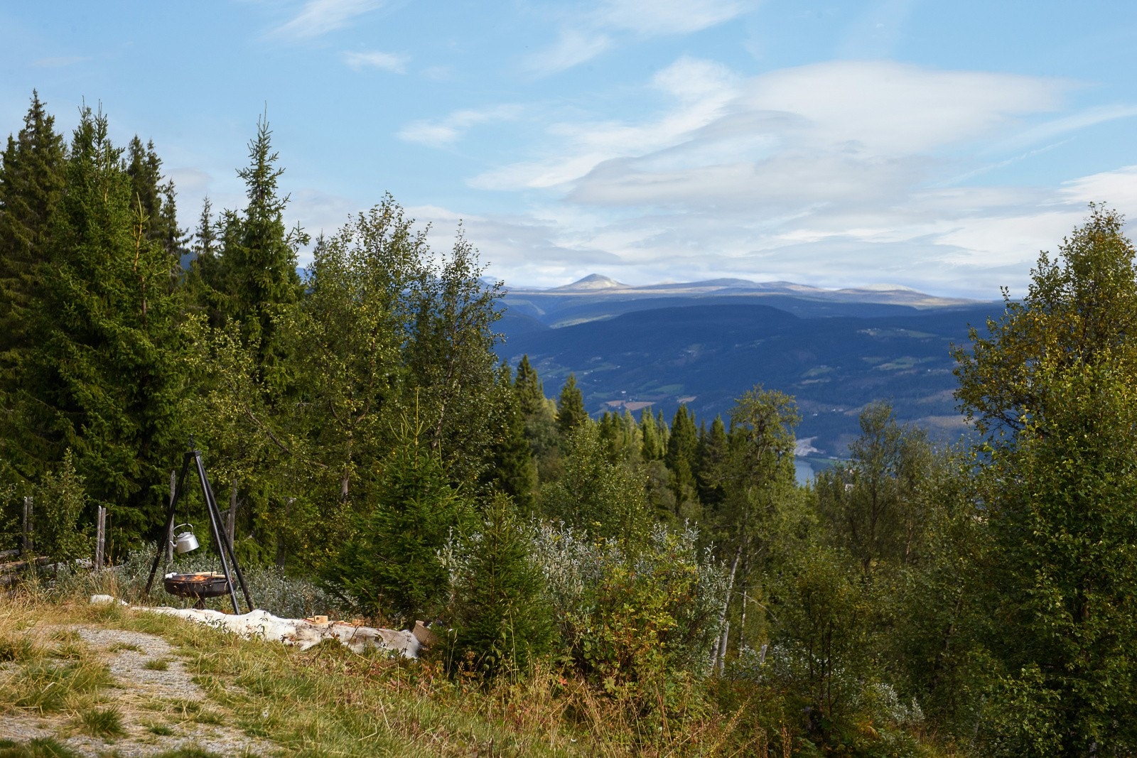 Lett adkomst med privat helårsvei helt fram til hytta - her kan du senke skuldrene og nyte naturskjønn beliggenhet og nydelig utsikt! Galleribilde