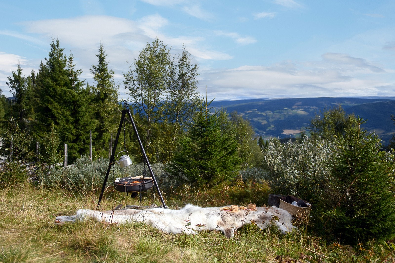Området tilbyr en kombinasjon av naturskjønn beliggenhet, gode vintersportmuligheter, og praktisk tilgang til både transport og daglige tjenester. Galleribilde