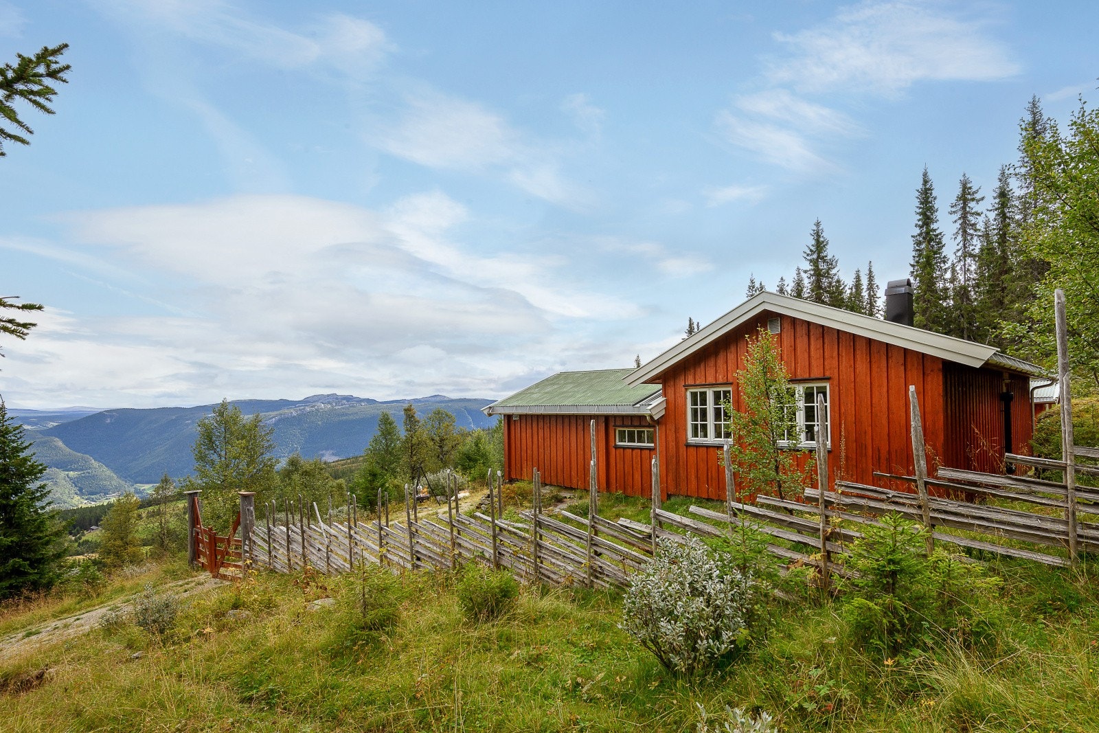 Stor selveiet utsiktstomt. Naturtomt som er innegjerdet/skigard. Noe gruslagt ved innkjørsel. Galleribilde