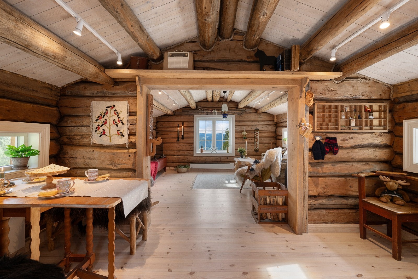 Tømmerdelen av hytta består av stue og spisestue, som ligger i delvis åpen planløsning. Galleribilde