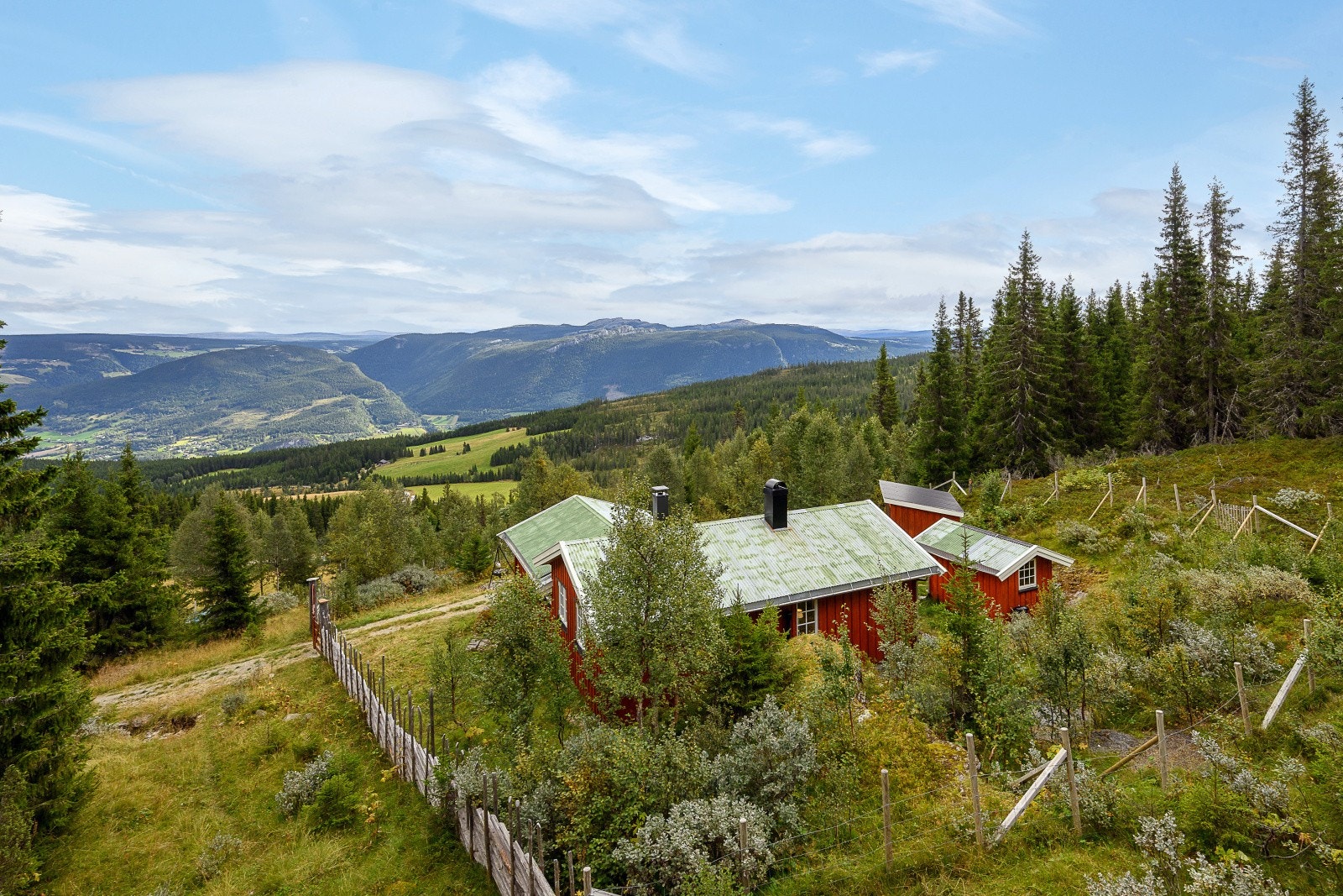 Hytta ligger idyllisk og usjenert til på 830 meter over havet, med nydelig utsikt over flere fjelltopper, bl.a. mot Rondane. Galleribilde