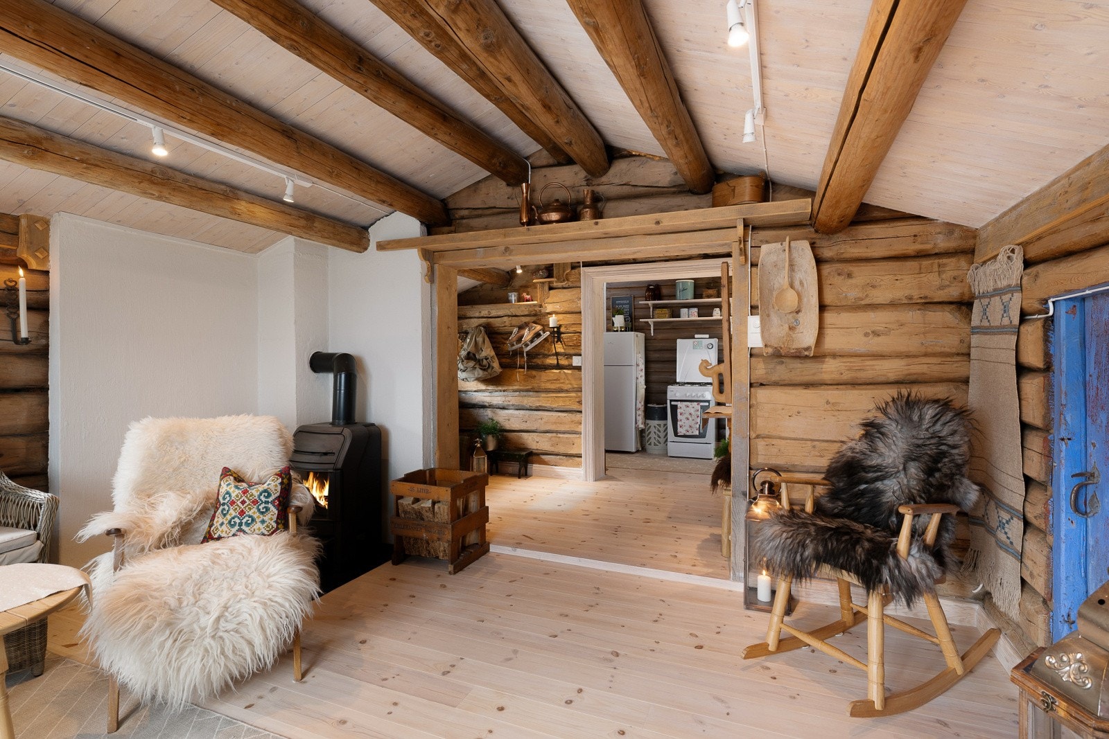 Med fyr i peisovnen tilføres den lune, gode varmen som gir en ekstra behagelig tilværelse på kjøligere dager. Galleribilde