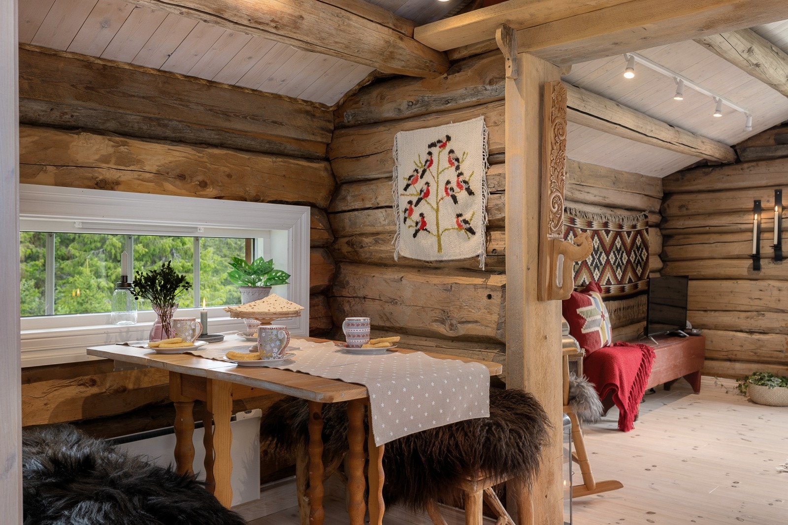 Det er plass til en hyggelig spisekrok i mellom stue og kjøkken. Galleribilde