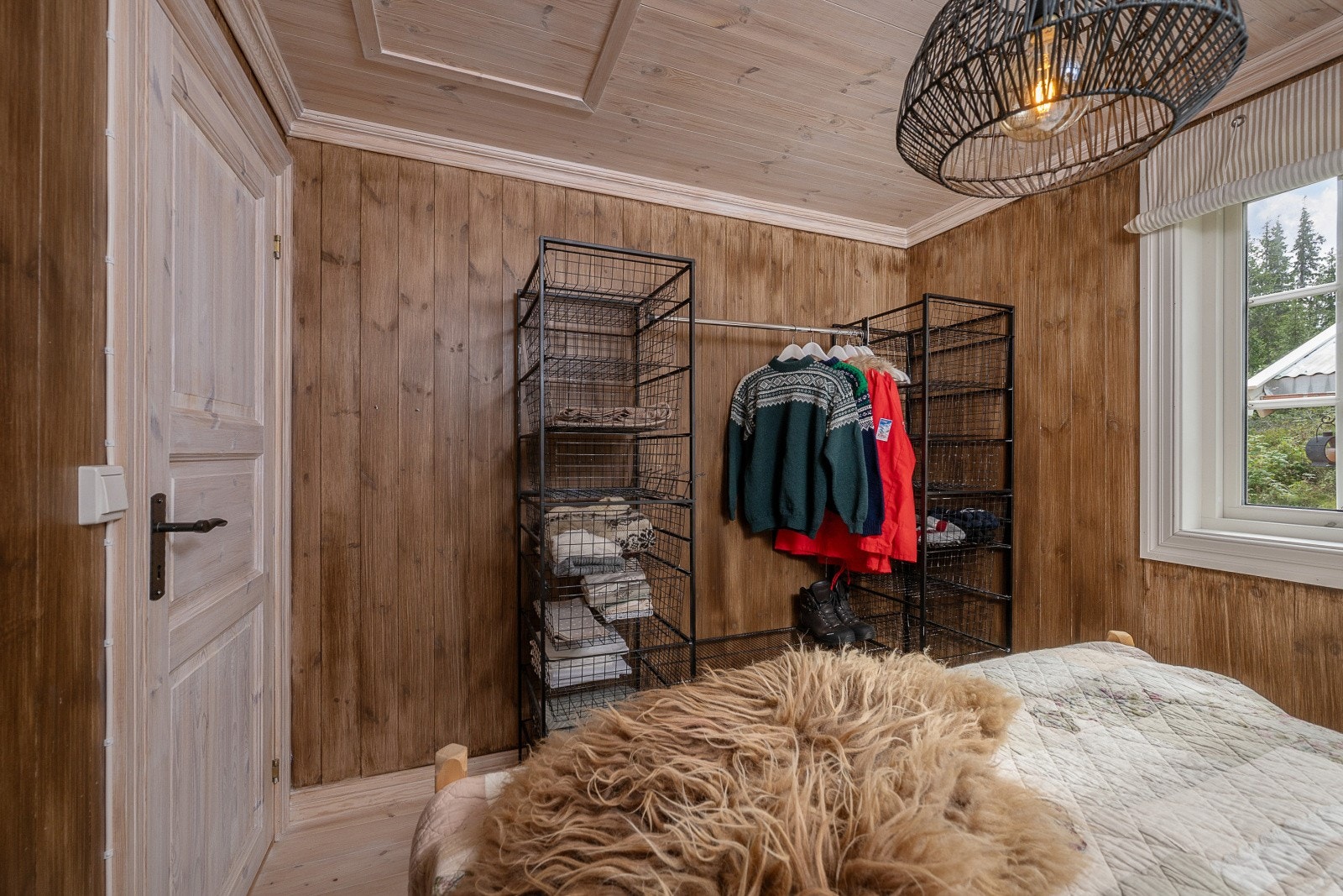 Praktisk Elfa garderobesystem medfølger også. Galleribilde