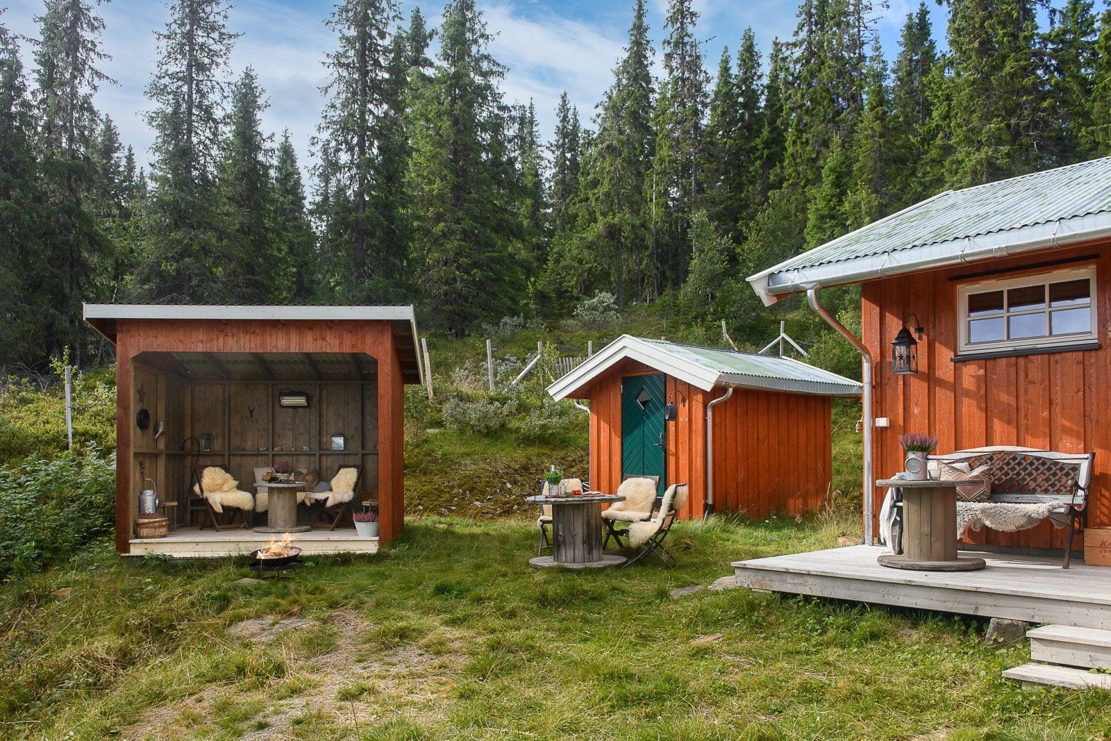 Utebod oppført i 2014 og gapahuk i 2016. Galleribilde