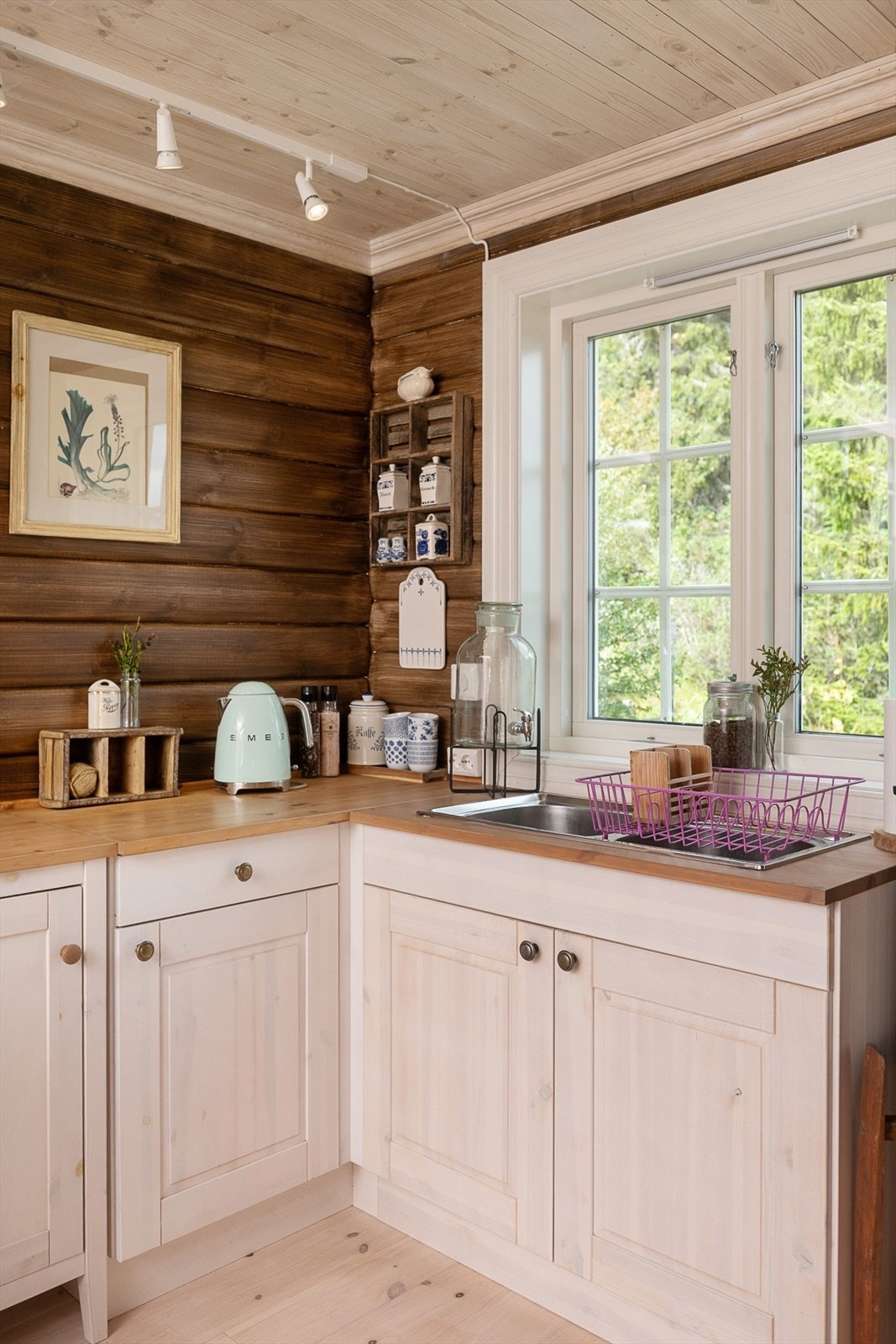 Gråvann går ut i egen grøft/kum på nedsiden av hytta. Galleribilde