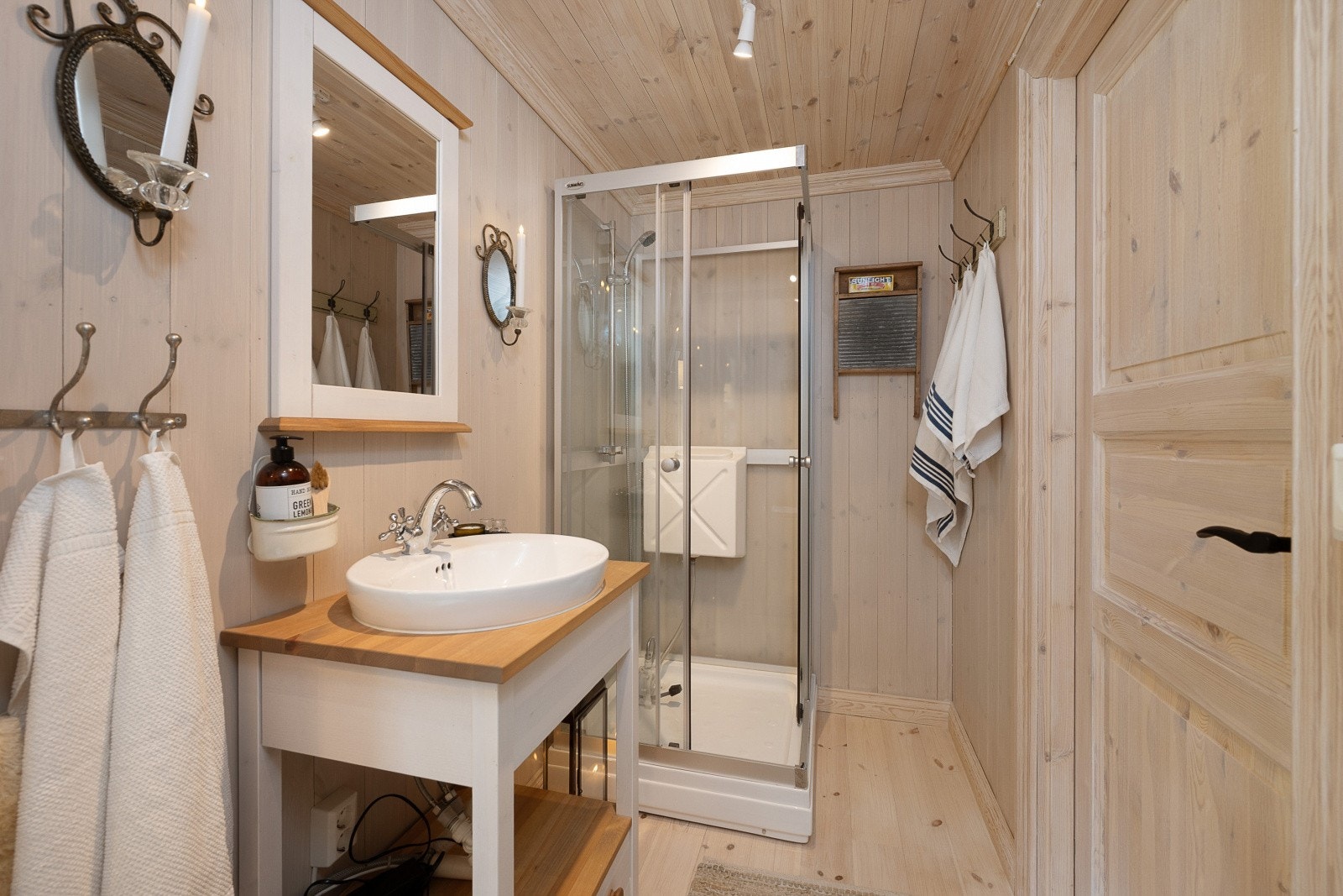 Det er montert egen fotpumpe i dusjkabinettet. Gråvann går ut i egen grøft/kum på nedsiden av hytta. Galleribilde