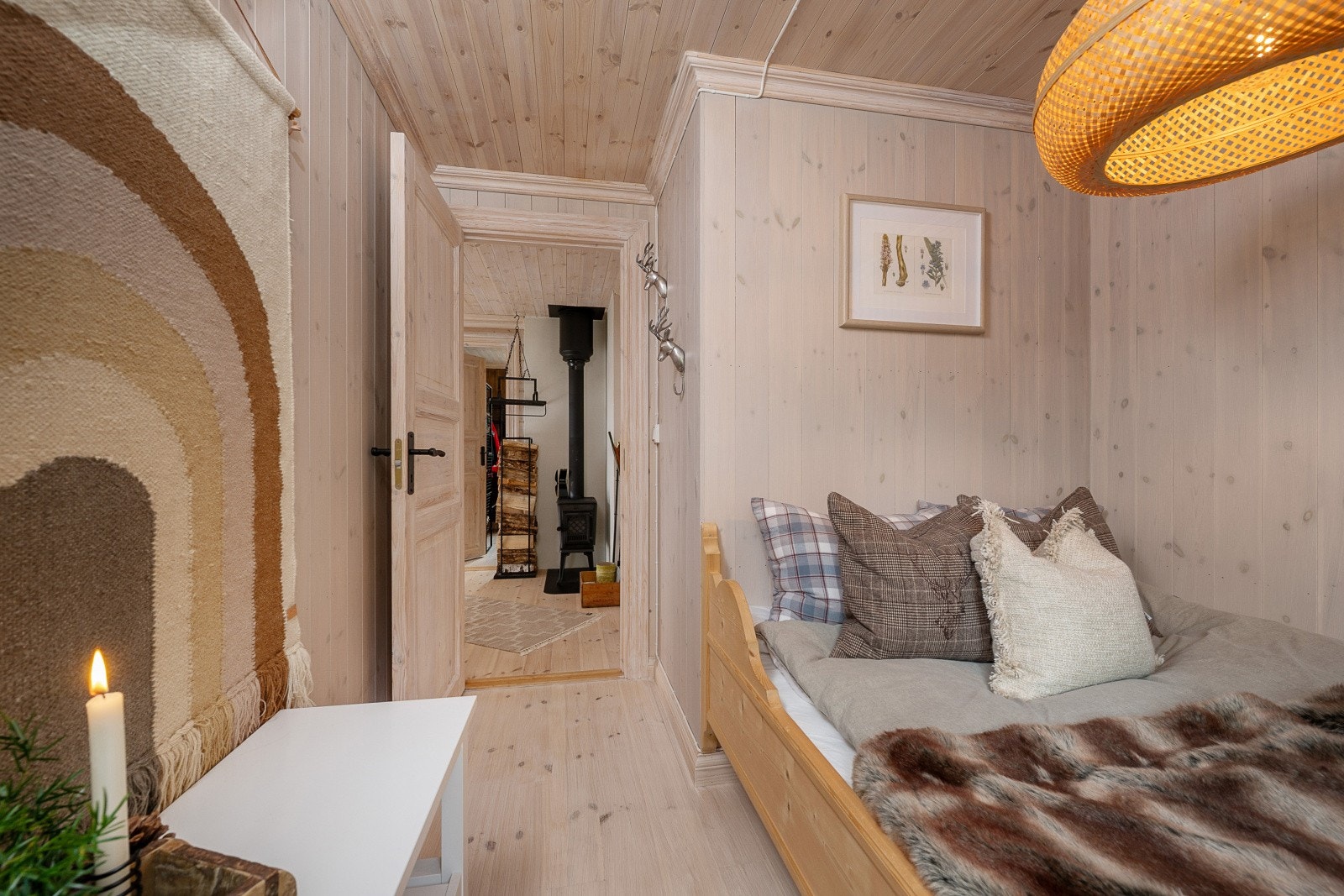 Fastmontert seng på ca 140 cm soverom 2. Galleribilde