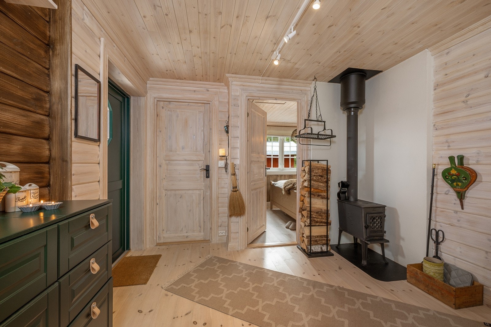 Vinduer og ytterdører er fra 2013. Vedovnen i entréen varmer godt på kalde dager. Galleribilde