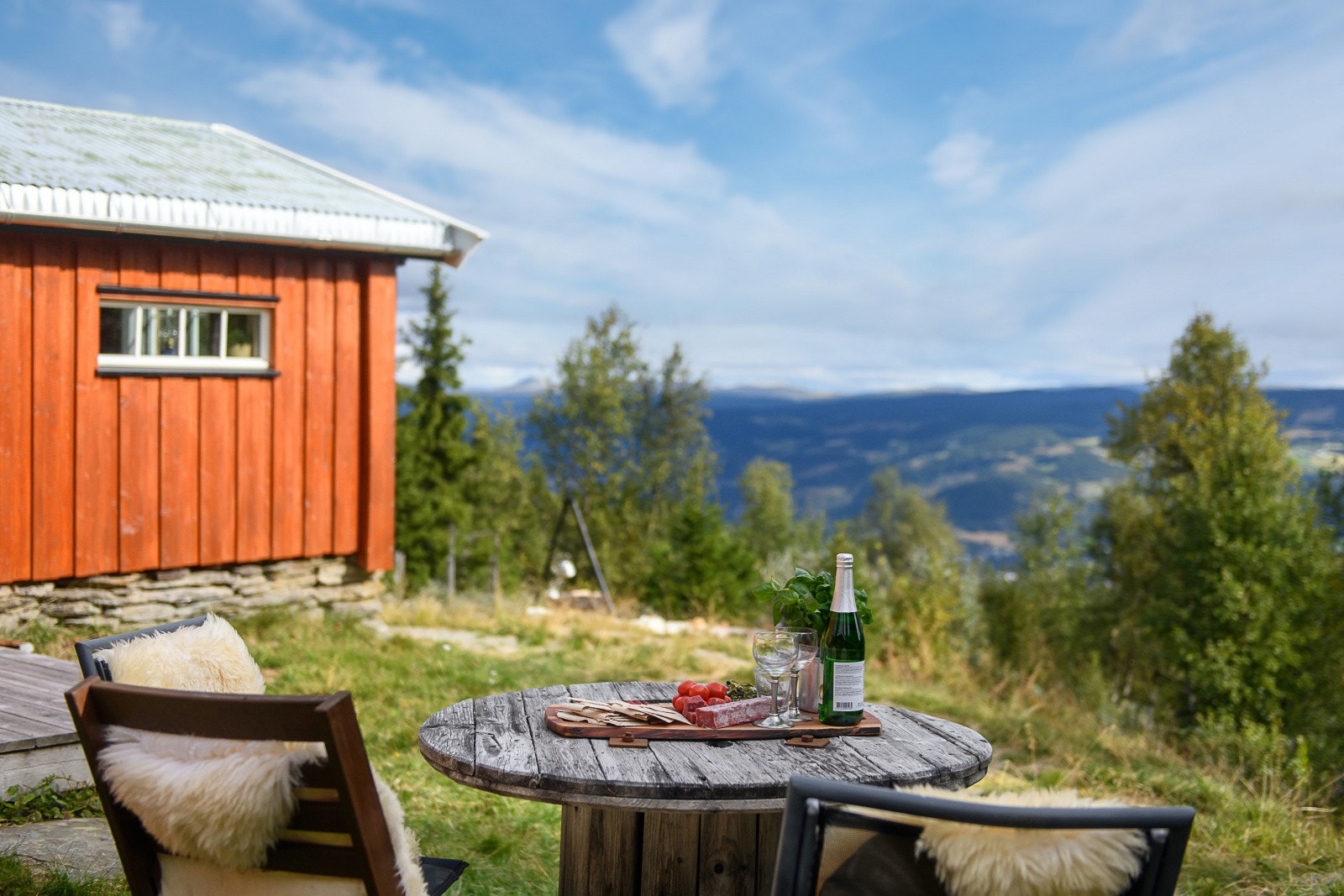 Hytte, utebod og gapahuk utgjør et hyggelig hyttetun. Her kan små og store kose seg på solrike dager. Galleribilde