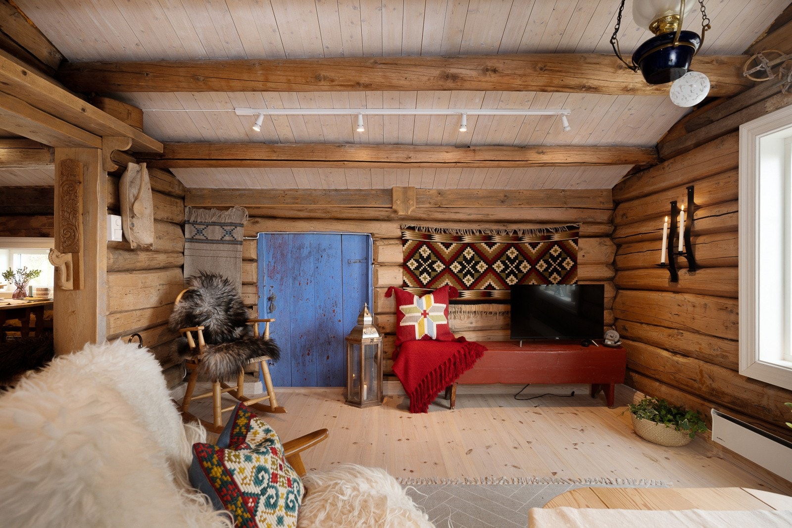 I himlingen er det montert lysskinner med dimbare spotter og taklampe. Galleribilde