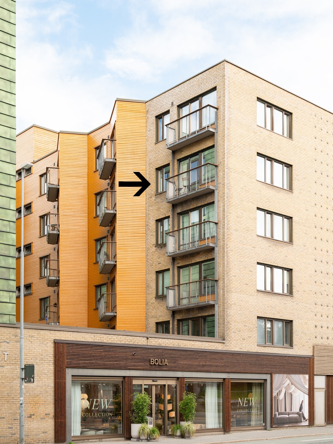 Leiligheten disponerer bod i kjeller på 5 kvm. Det er mulighet for parkering i p-hus over gaten. Galleribilde