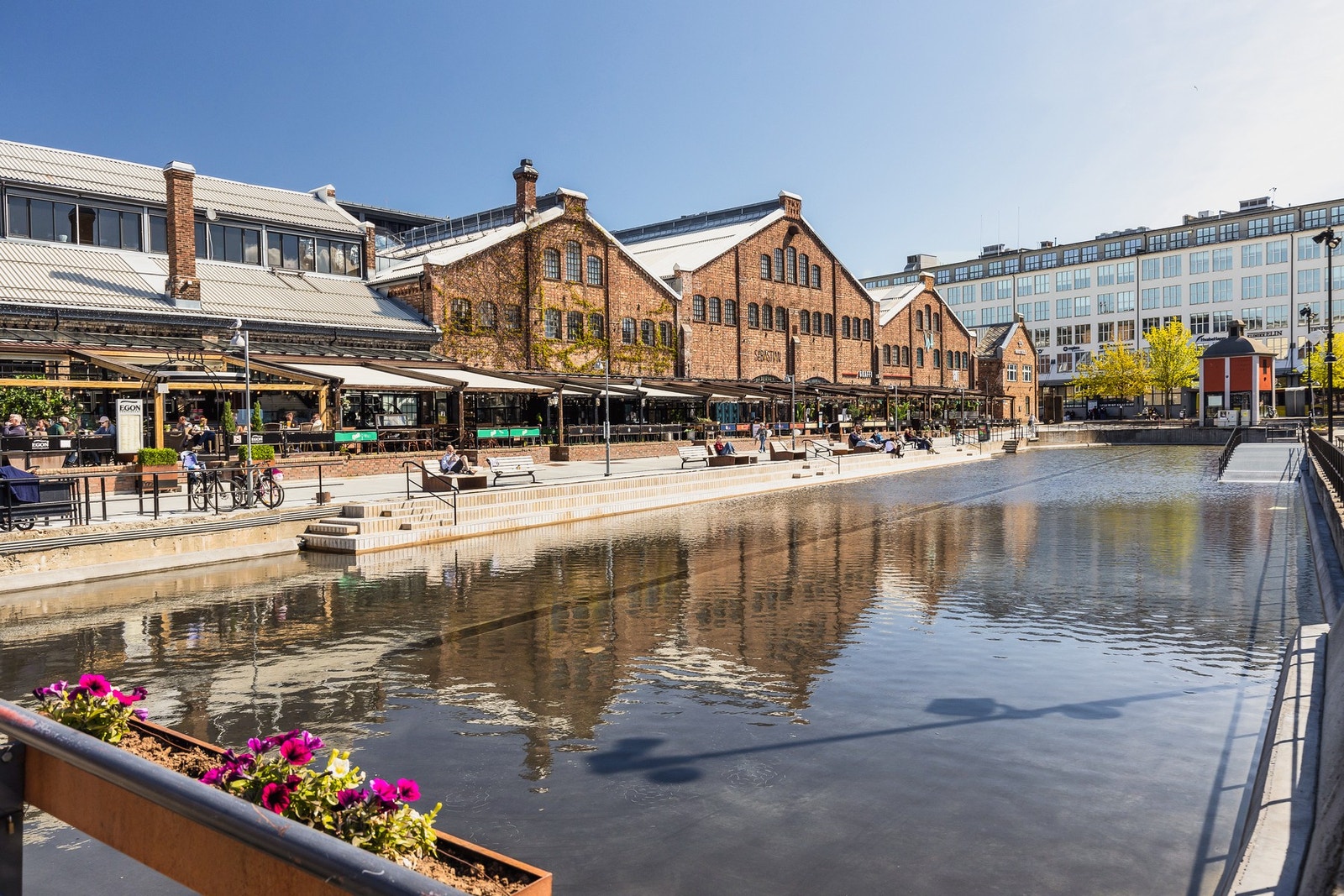 Området var tidligere et industriområde hvor man fant Ørens Mekaniske Verksted og Trondheim Mekaniske Verksted som i dag omtales som Trondheims Aker Brygge og er et av Trondheims mest populære områder for både handel, næring og boliger. Galleribilde