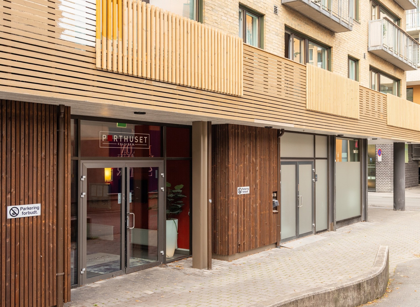 Leiligheten ligger i et moderne og velholdt leilighetskompleks fra 2004, sentralt på Solsiden. Galleribilde