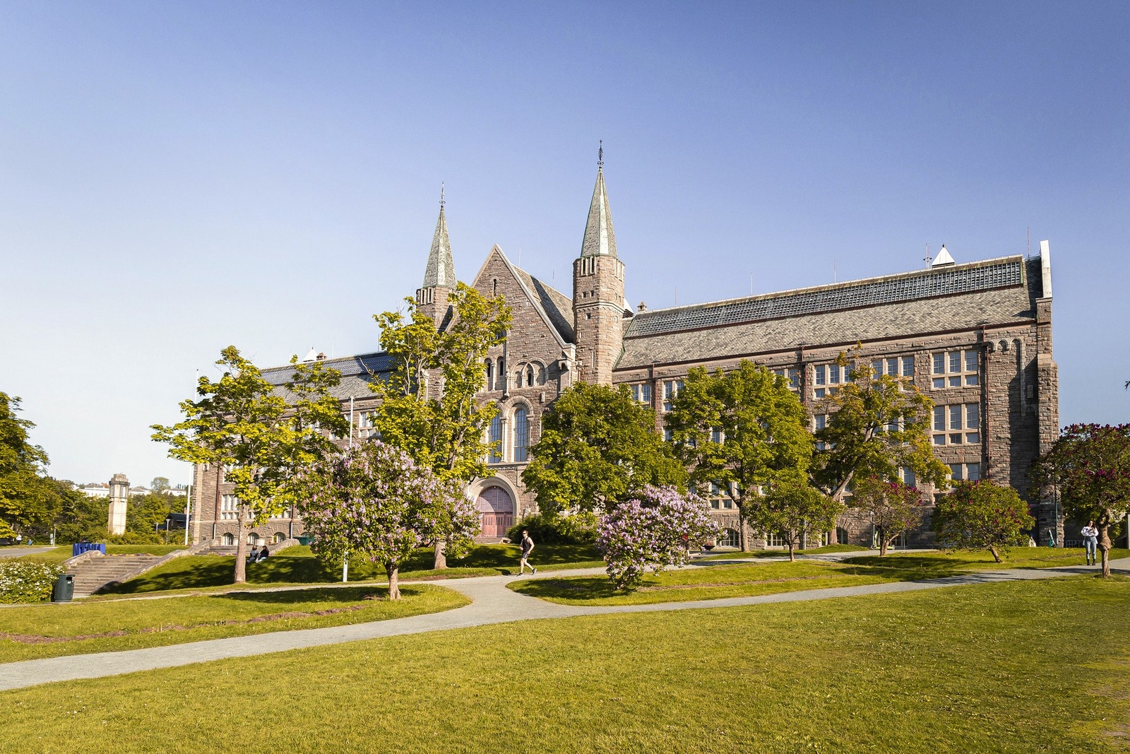 BI og Dronning Maud er en kort spasertur unna leiligheten, mens NTNU og St.Olavs Hospital når man enten ved en litt lengre spasertur eller til sykkel på 10-15 minutter. Galleribilde