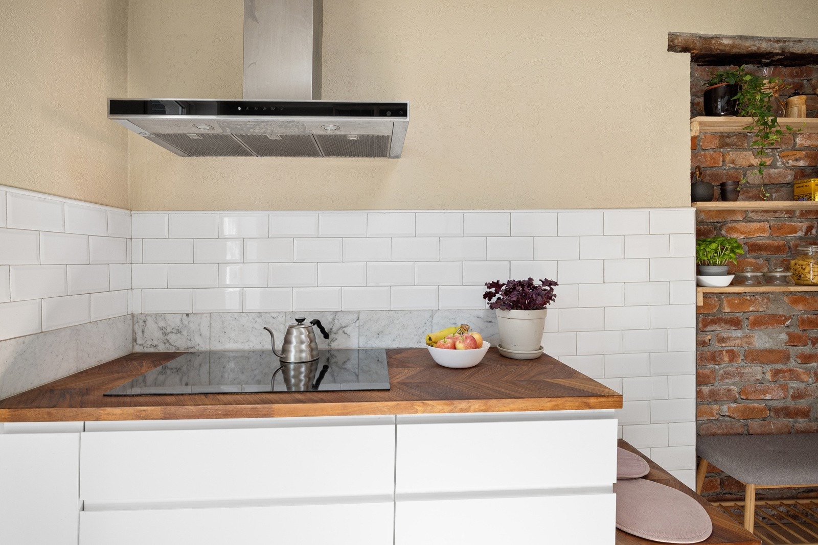 - Ventilator over koketopp og fliser over benk - Galleribilde