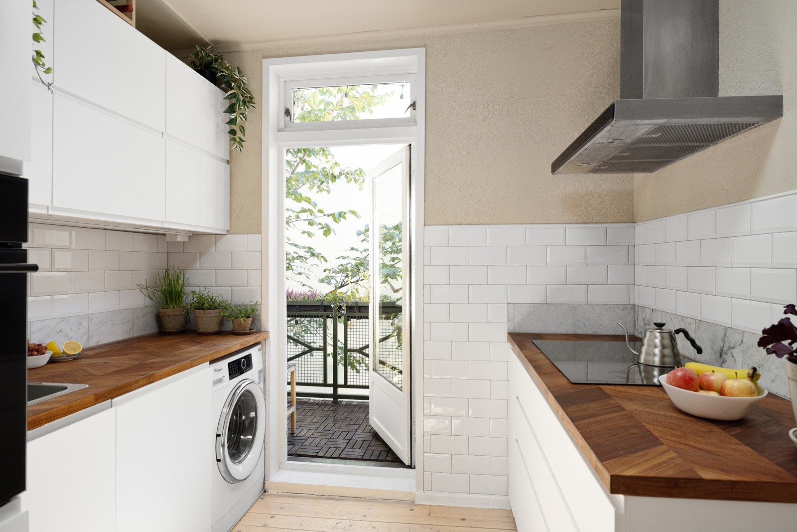 - Innredning med hvite, glatte fronter og god skap- og benkeplass - Galleribilde