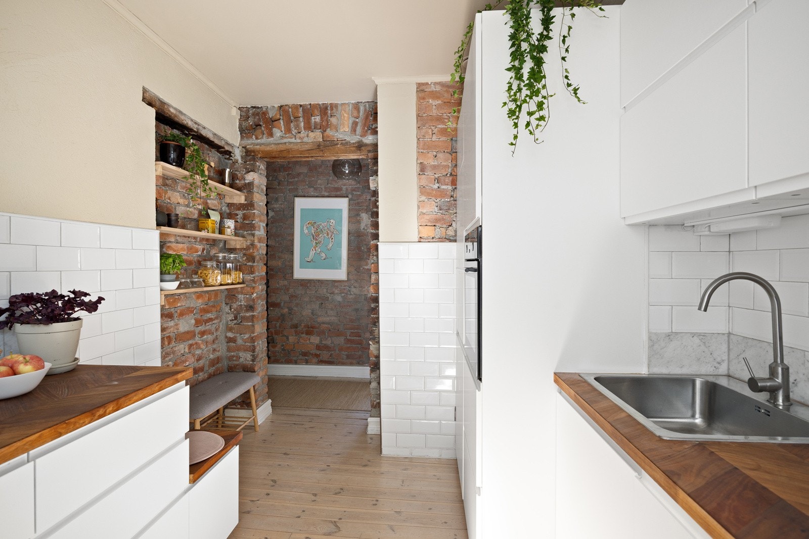 - Kjøkken mot mellomgang - Galleribilde