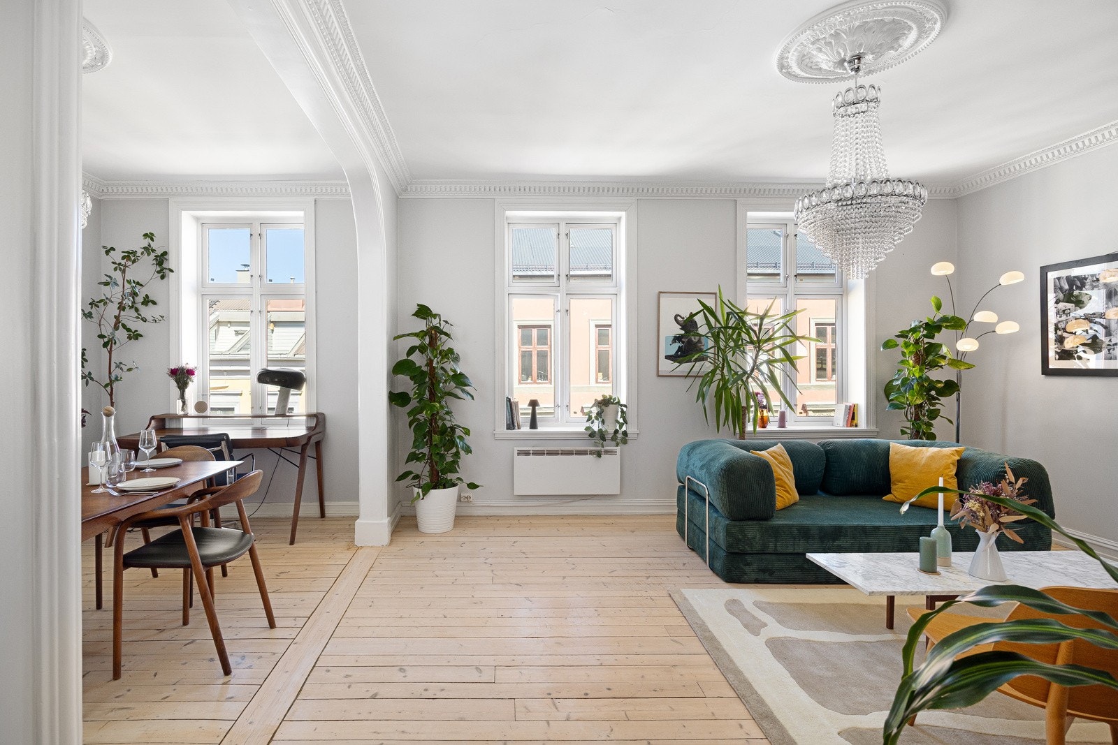 - Svært lys og tiltalende 4-roms med perfekt beliggenhet vendt mot indre gårdsrom og rolig, trafikkstille blindgate midt på Grünerløkka - Galleribilde