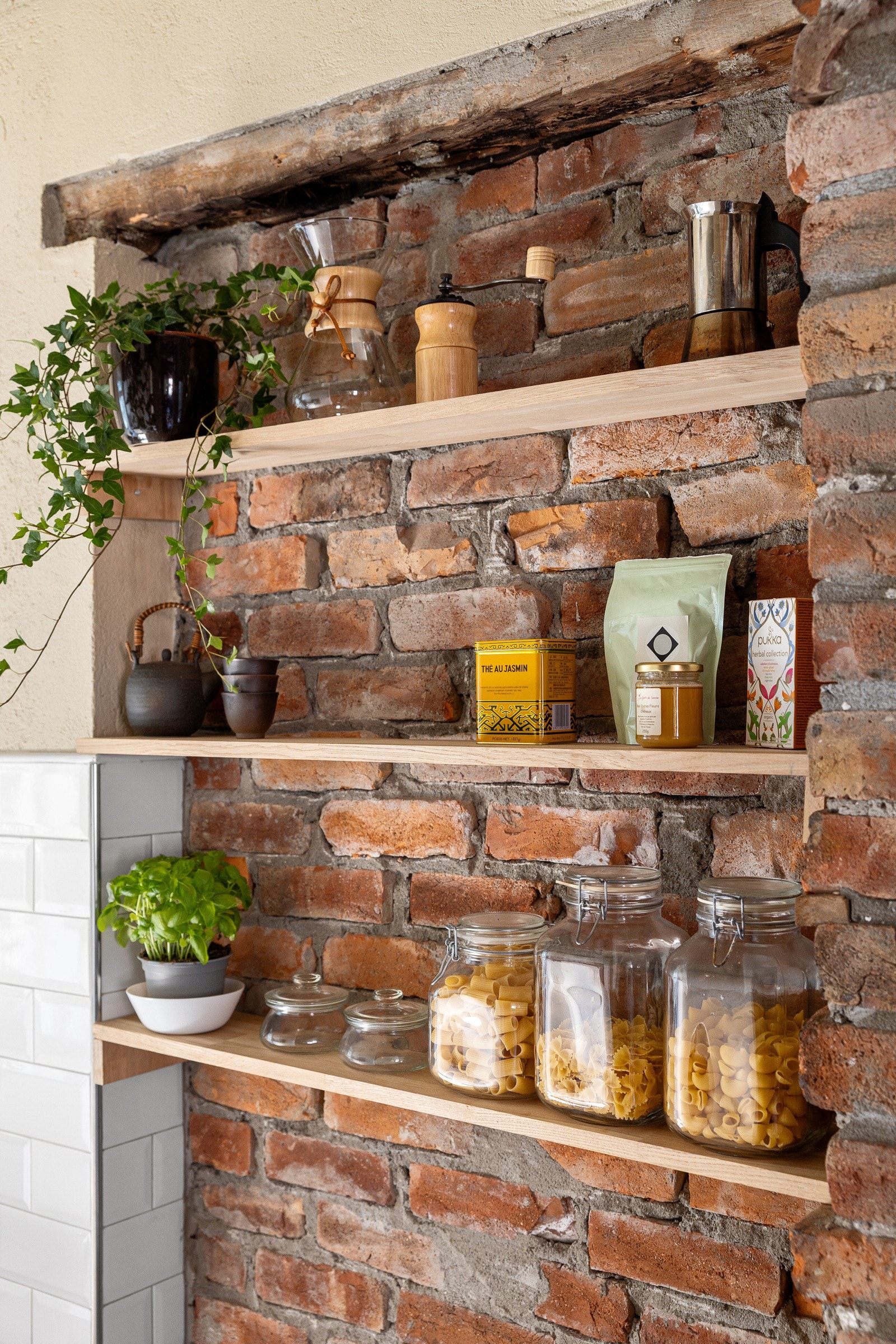 - Flere av de originale teglsteinveggene er hentet frem i leiligheten - Galleribilde