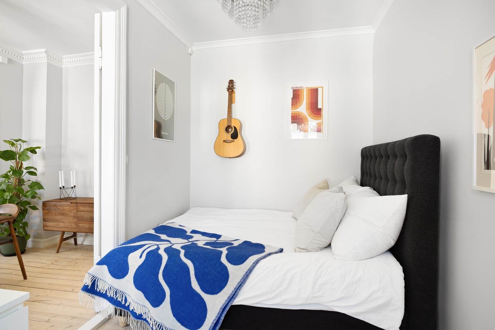 - Plass til dobbeltseng, nattbord, kontorpult og garderobe - Galleribilde