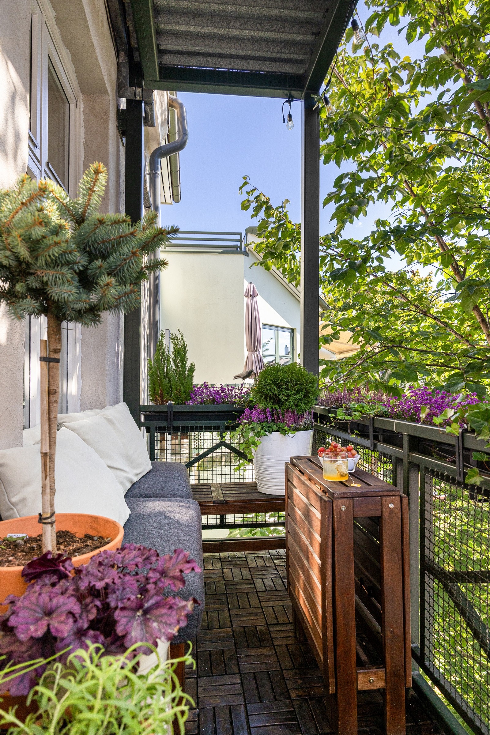 - Balkongen har plass til sittegruppe, grill og beplantning - Galleribilde