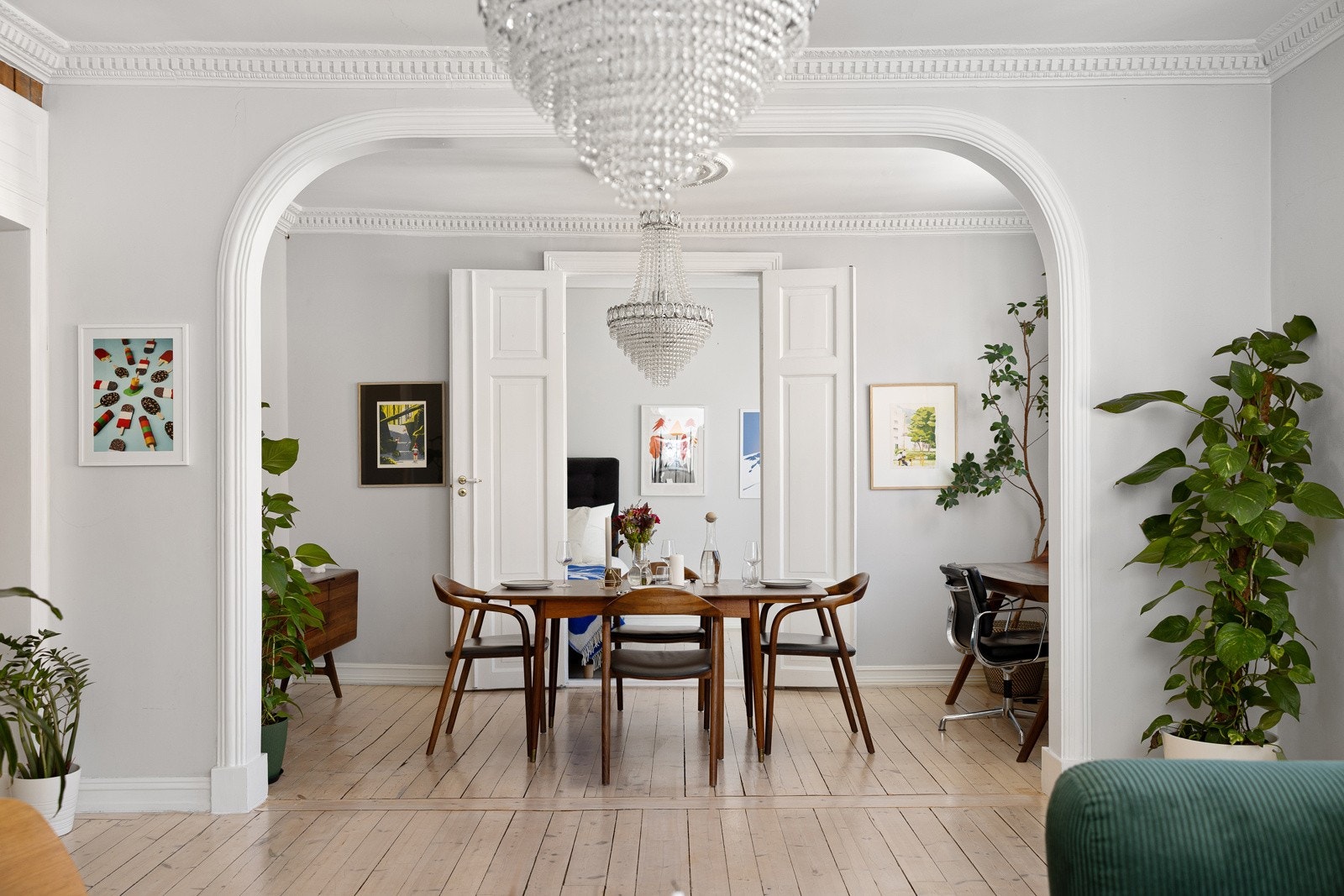 - Leiligheten ble rehabilitert av Italienske håndverkere som bl.a bygget buen i gips - Galleribilde