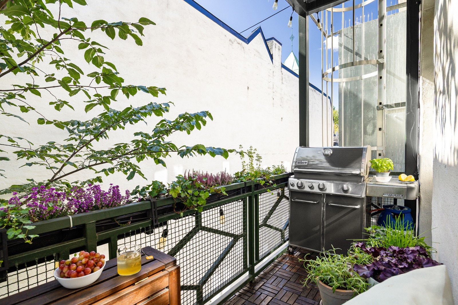 - 4 m² sydvendt balkong vendt mot flott beplantet indre gårdsrom - Galleribilde