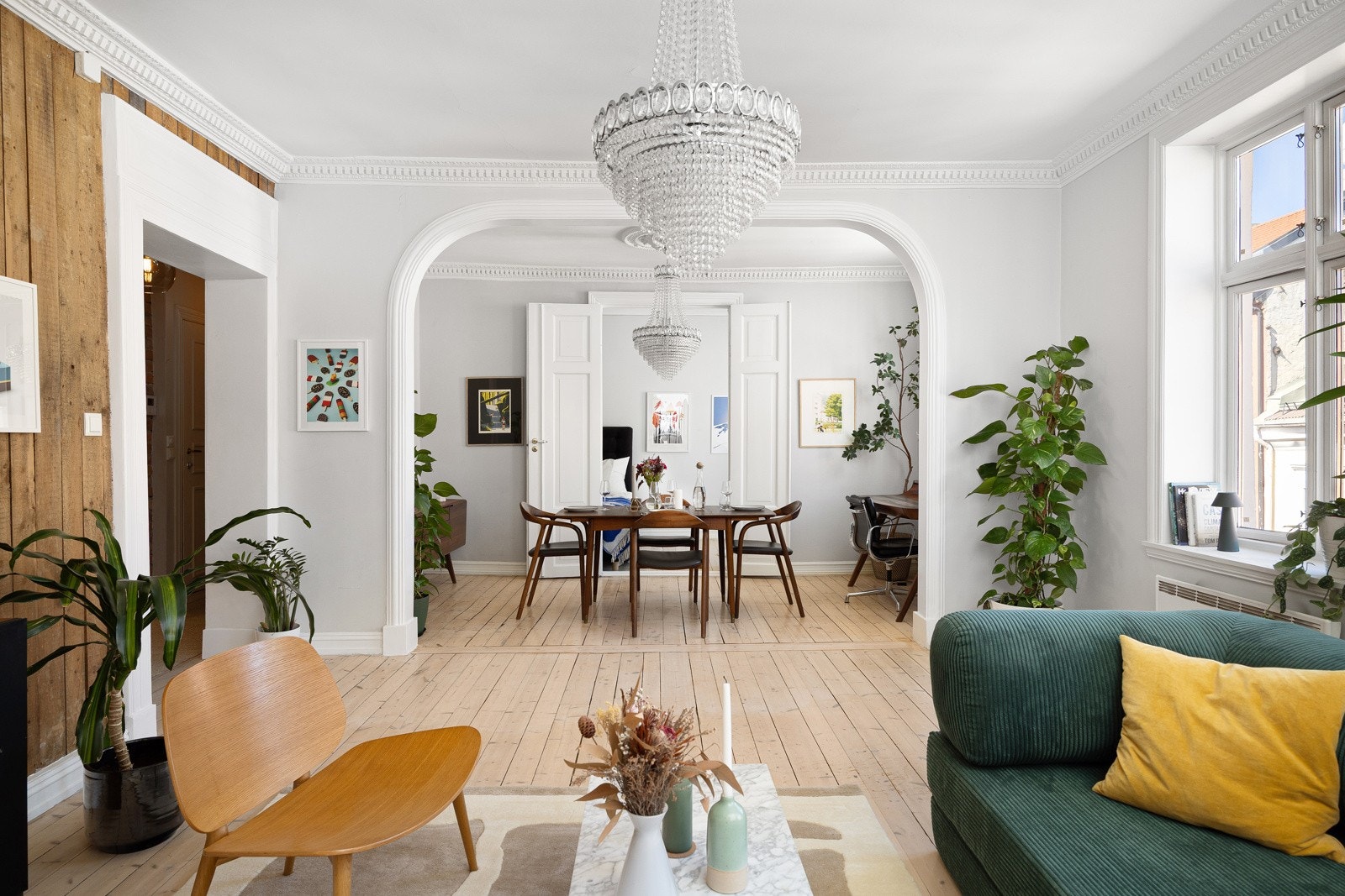 Stor, luftig stue på ca 23 m² med pipeløp med mulighet for vedovn og god plass til sittegruppe, tv-krok, bokhyller og reol - Galleribilde