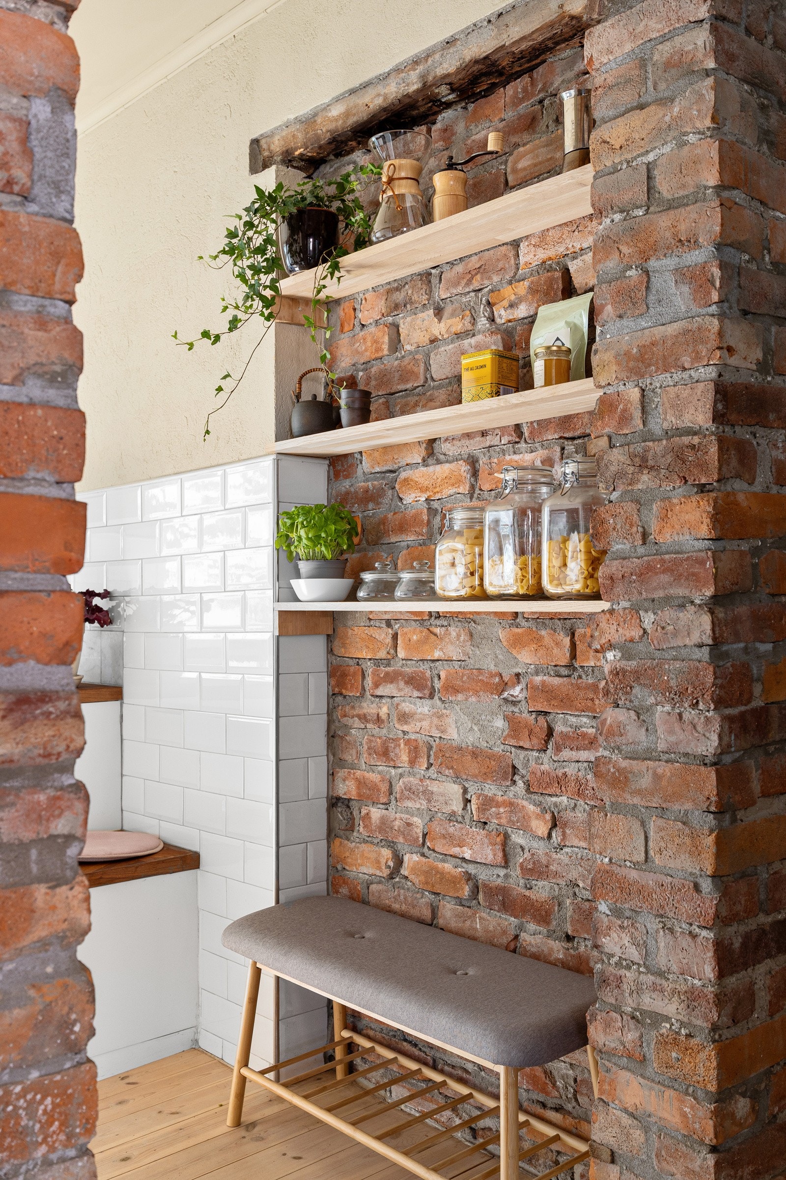 - Smart, delikat løsning med plassbygde hyller - Galleribilde