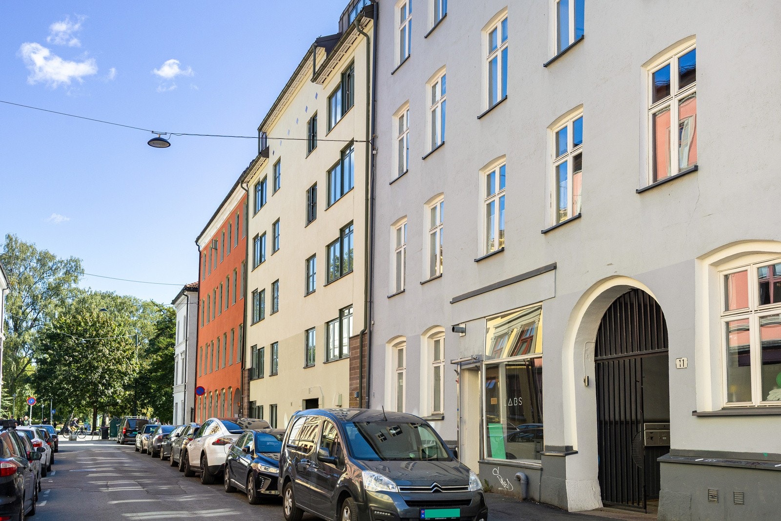 - Fasade. Leiligheten ligger i 4. etasje og vender mot indre gårdsrom og rolig blindgate - Galleribilde