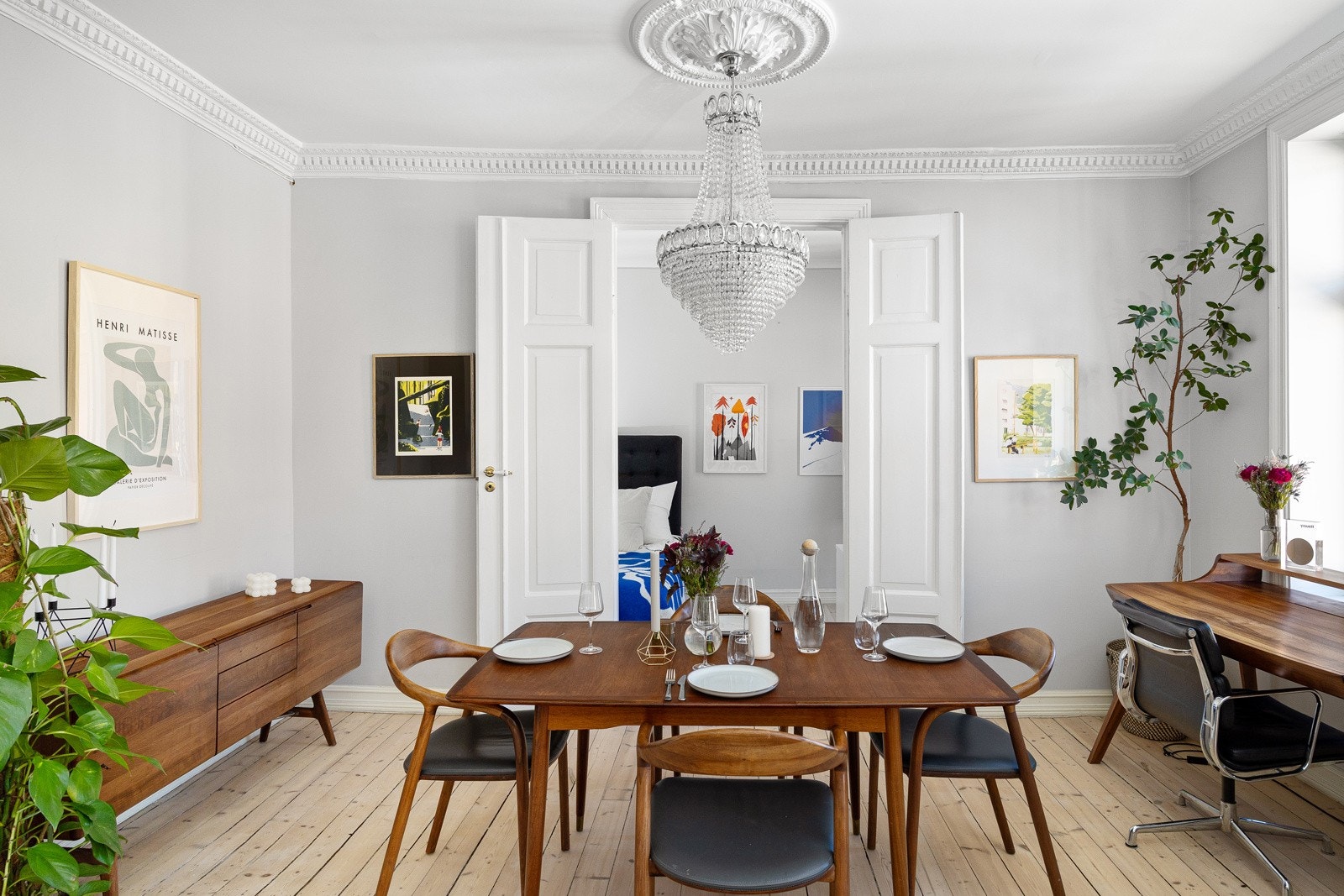 - Nydelig, klassisk leilighet med god takhøyde, flere rosetter, stukkatur, doble fløydører, original panel og slipte tregulv - Galleribilde