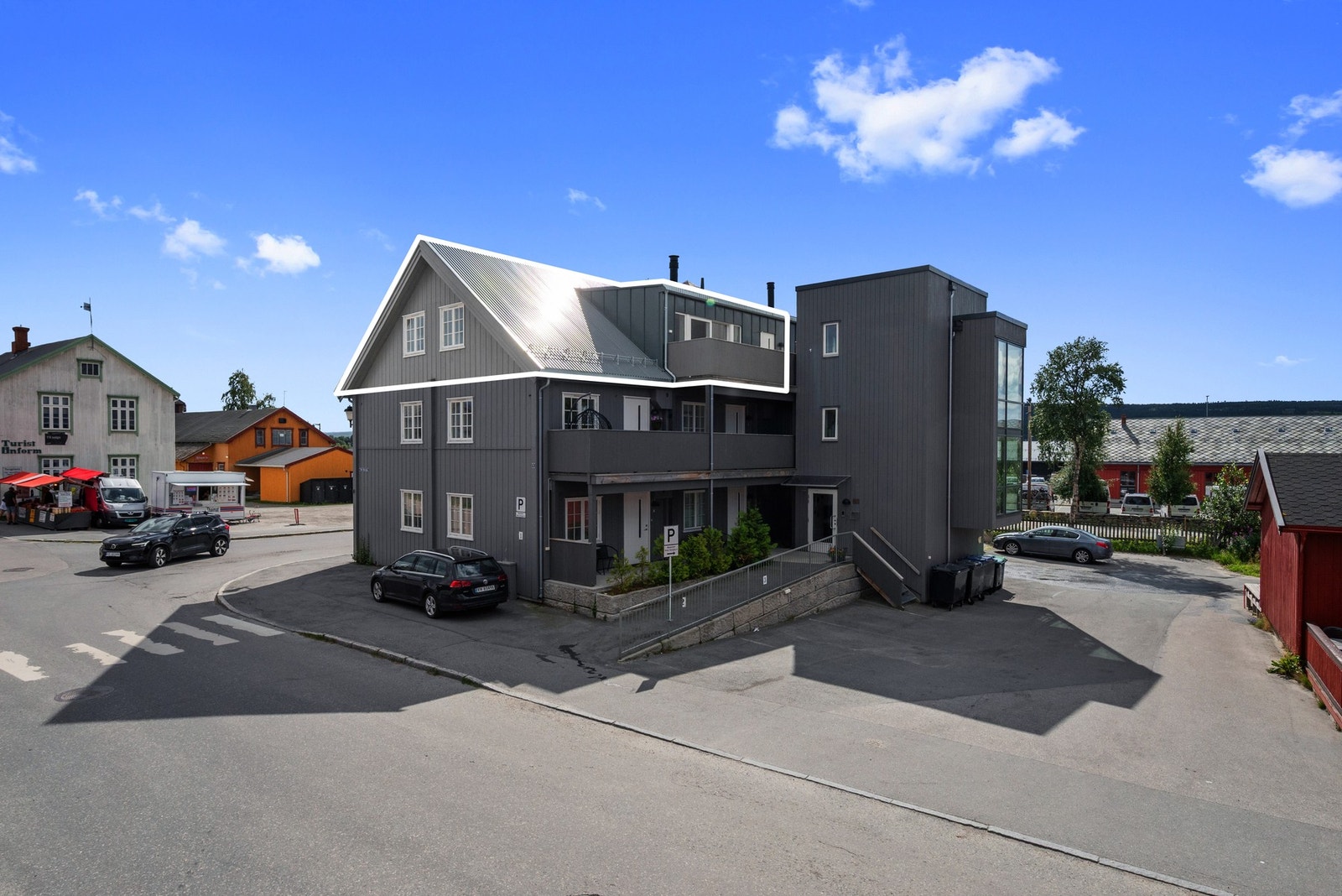 Flott og innbydende leilighet med parkeringsplass nærmest heisen. Galleribilde