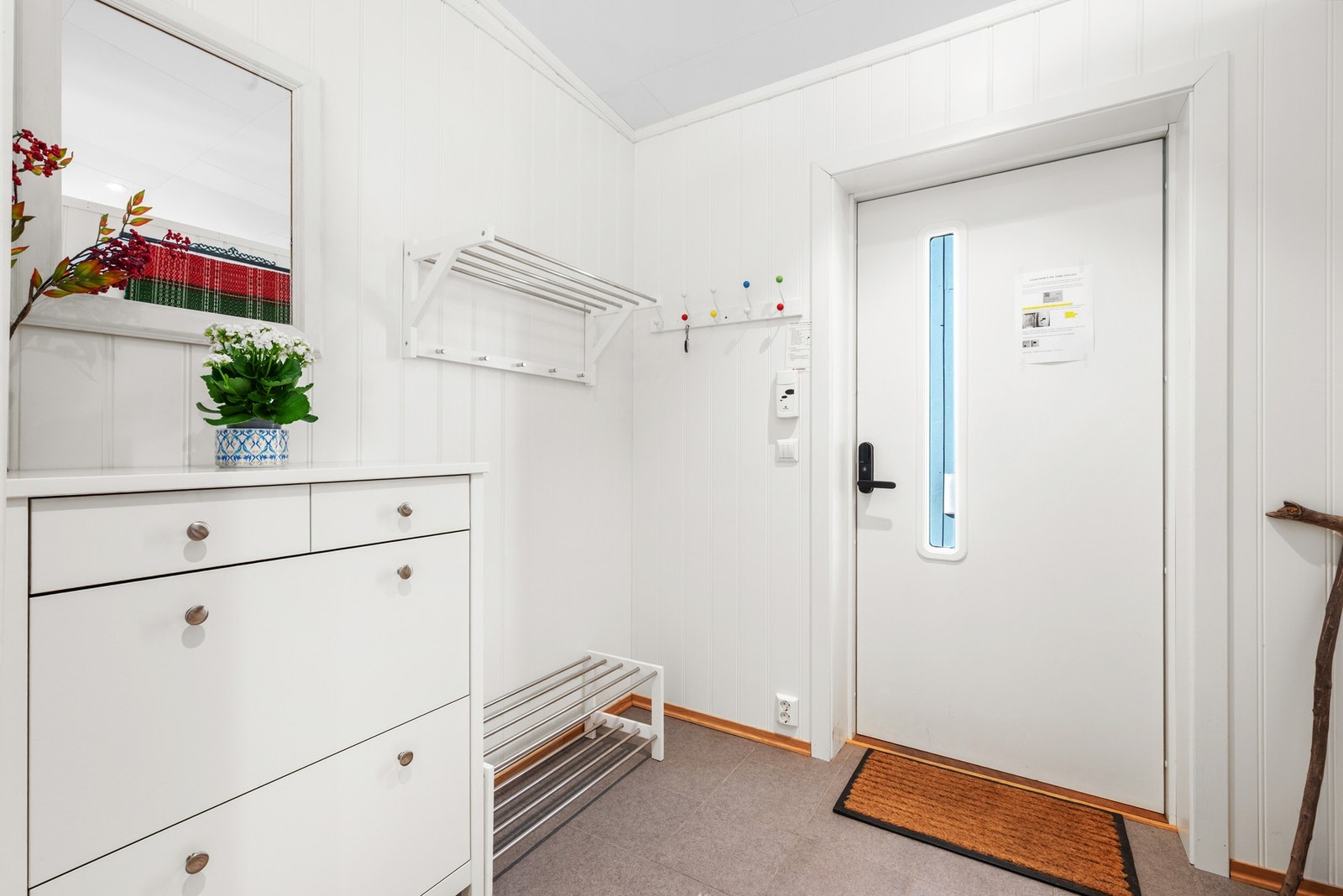 Romslig gang på 10kvm, gir muligheten til god oppbevaring. Galleribilde