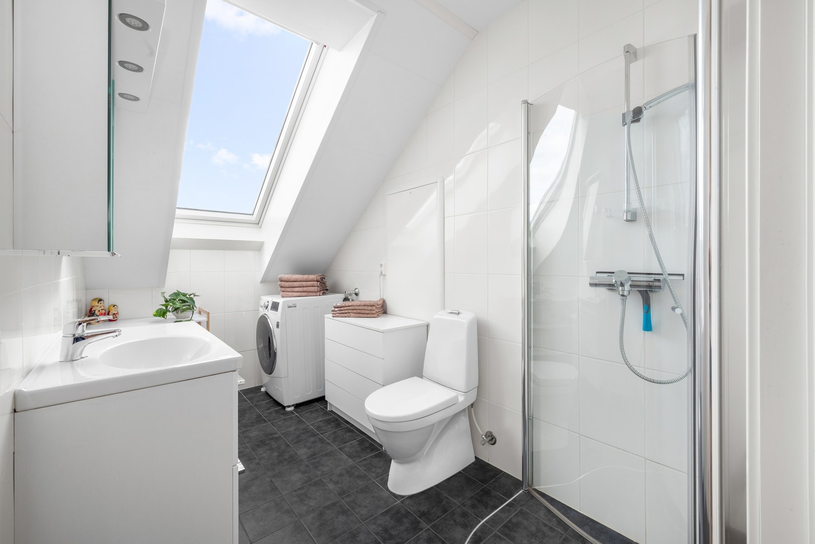 Bad på 6,5kvm med opplegg til vaskemaskin. Galleribilde