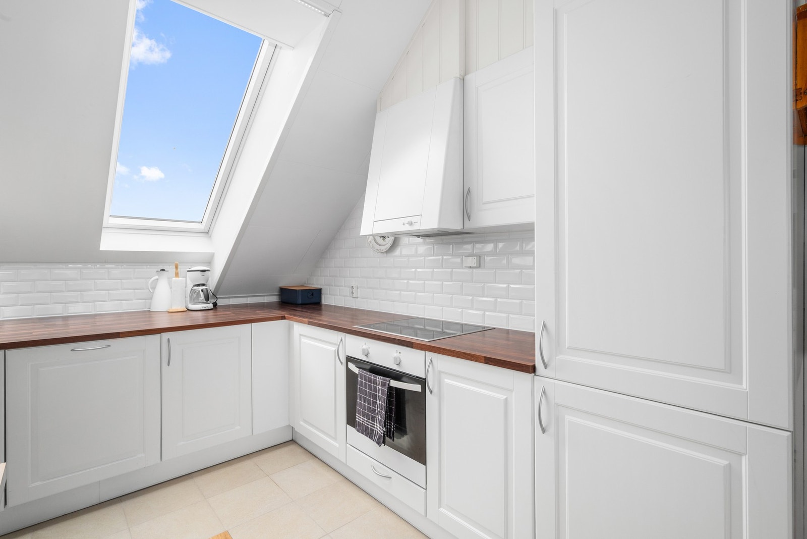 Kjøkkenet er innredet med integrerte hvitevarer. Galleribilde