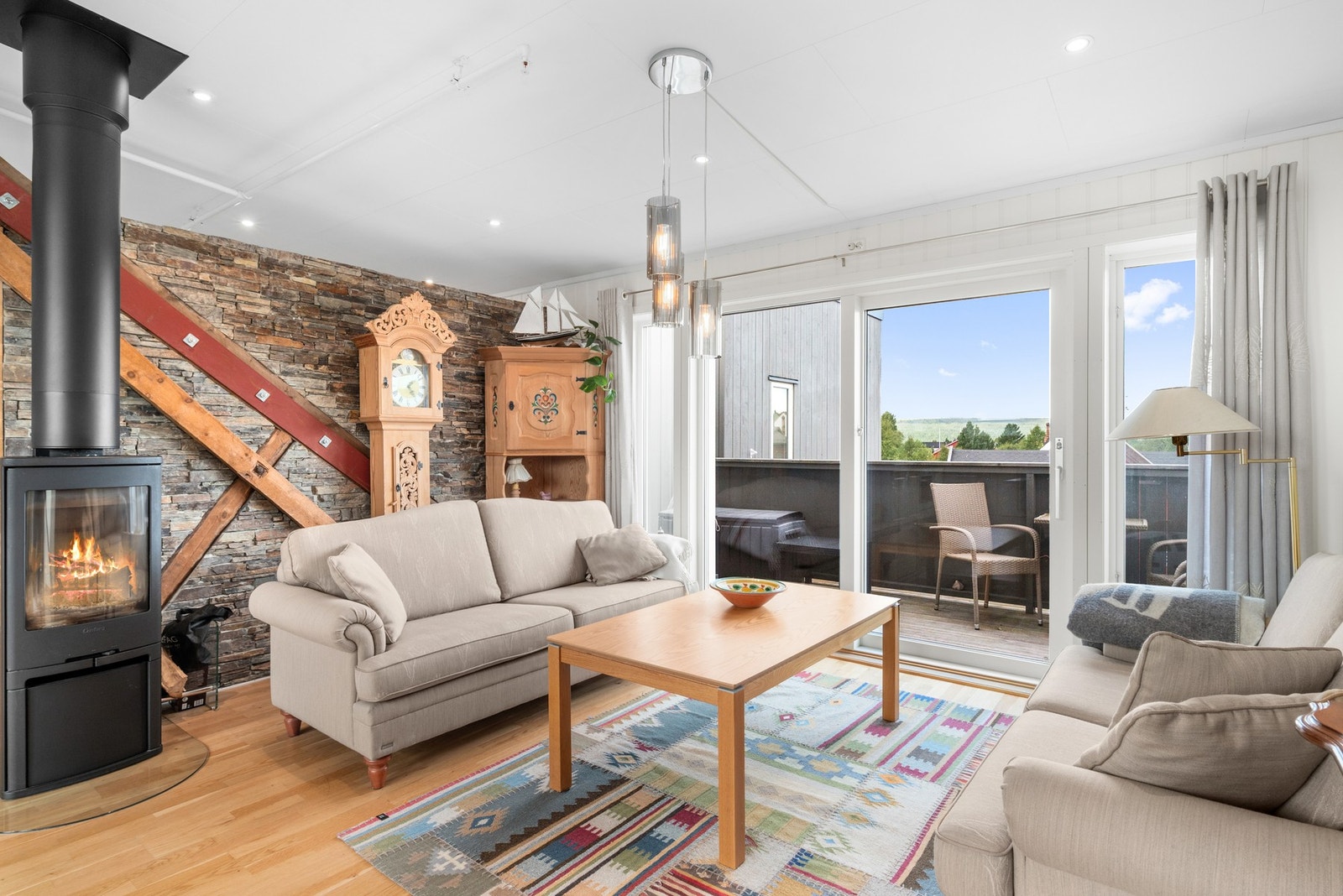 Stuen har store vindusoverflater som gir rikelig med dagslys. Galleribilde